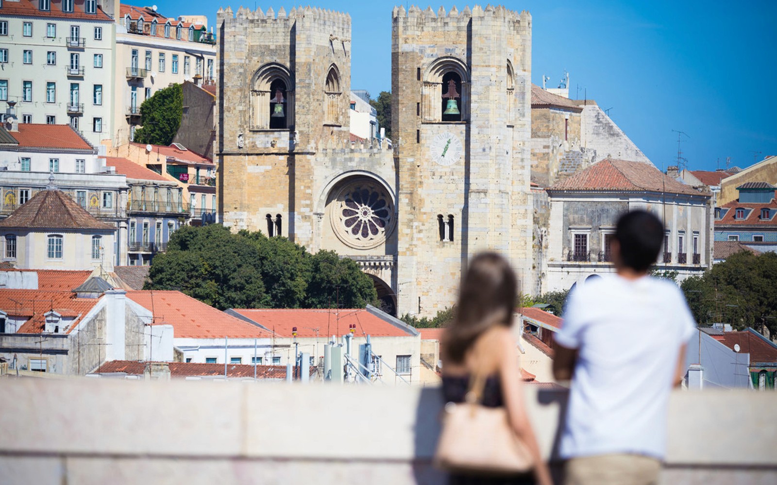 De kathedraal van Lissabon gezien van een afstand tijdens een begeleide wandeltocht.