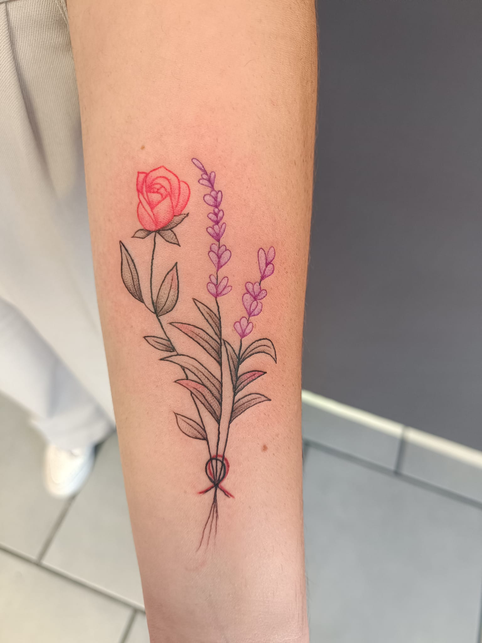 tatouage avant bras rouge