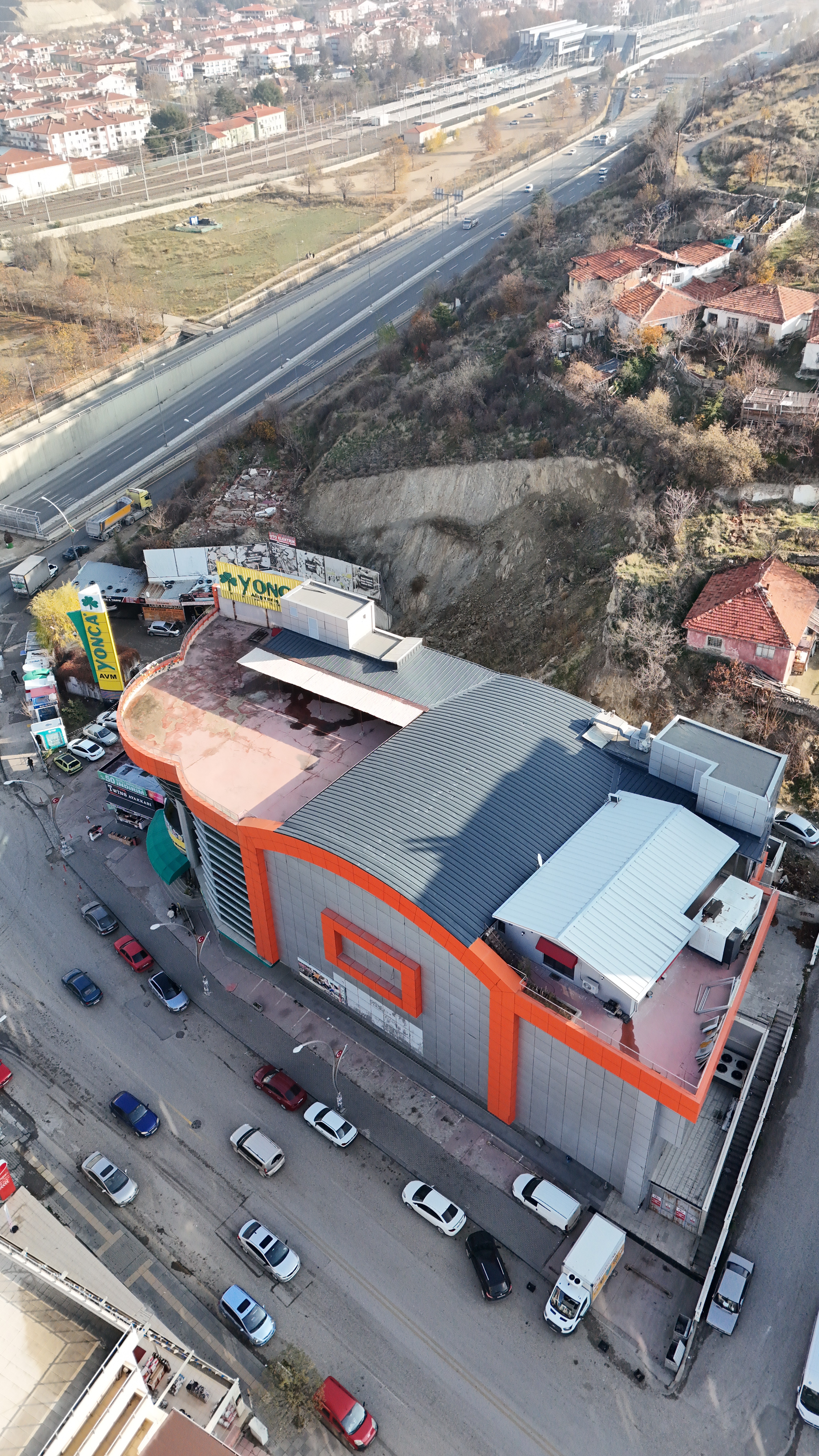 Modern mimarisi ve düzenli yapısıyla rahat dolaşım sunan alışveriş alanı.