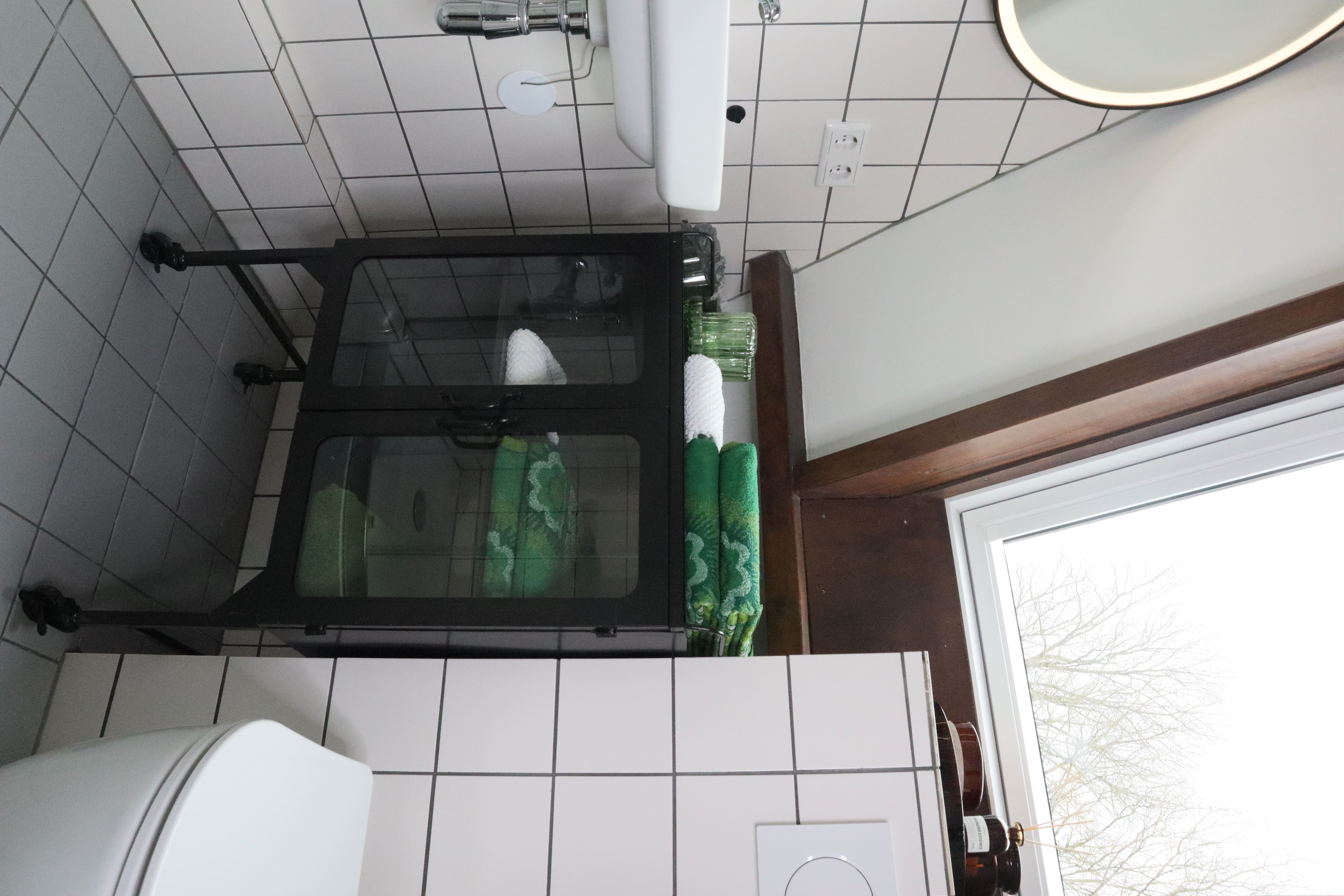 Uitzicht vanuit de bovenverdieping op de woonkamer, met houten balken en een trap.