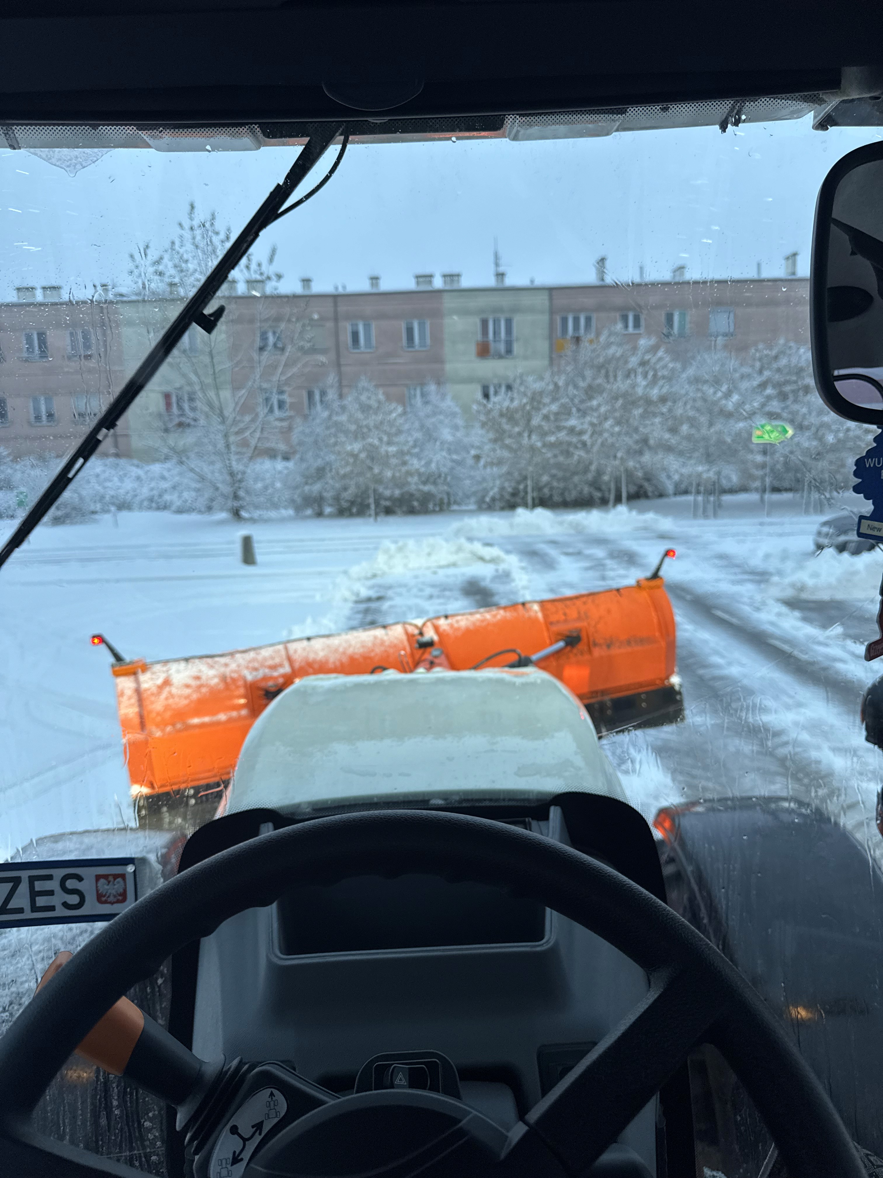 Odśnieżanie parkingu w Poznaniu