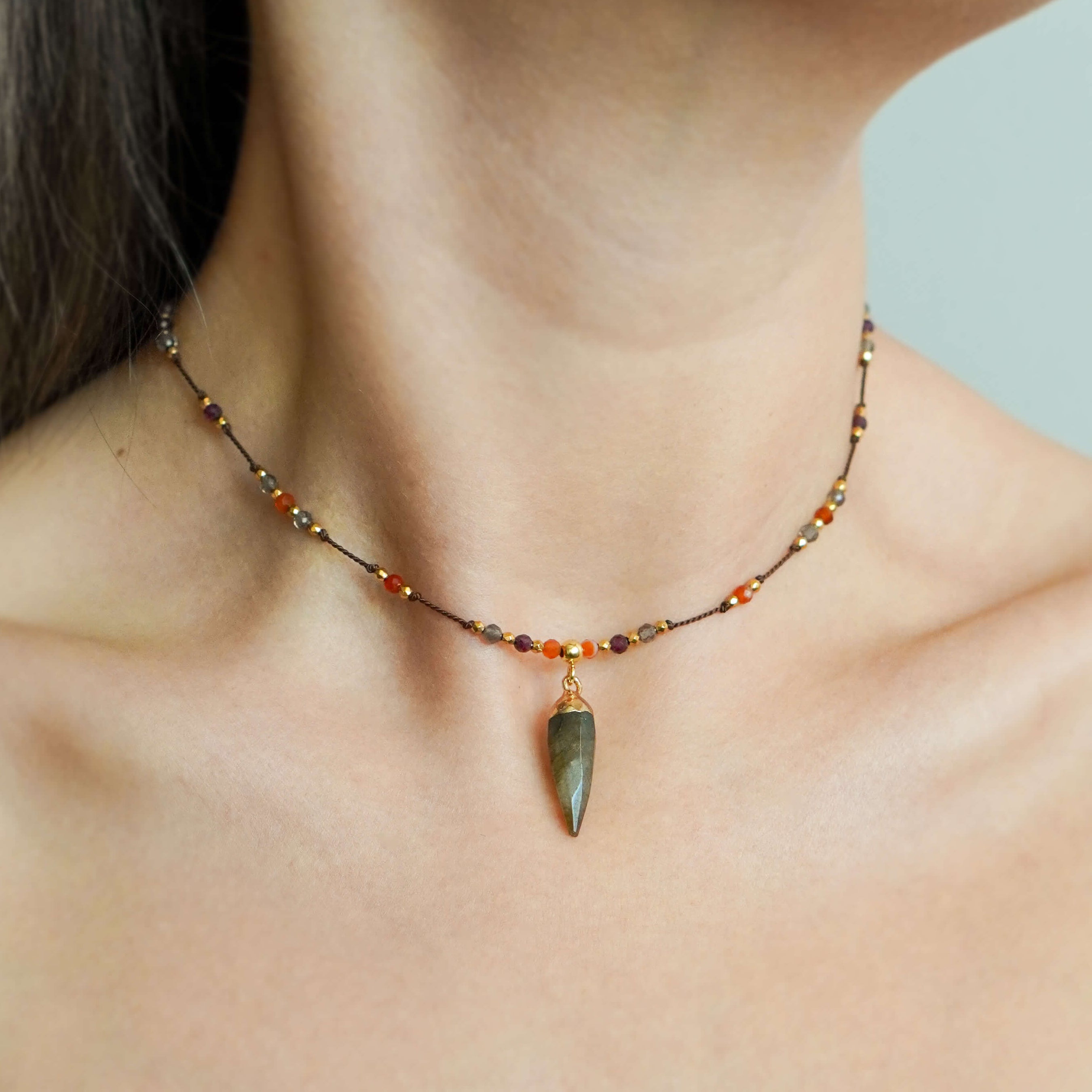 Naszyjnik na jedwabnym sznurku z Labradorytem, Agatem Czerwonym i Granatem biżuteria energetyczna Mooncrumbs