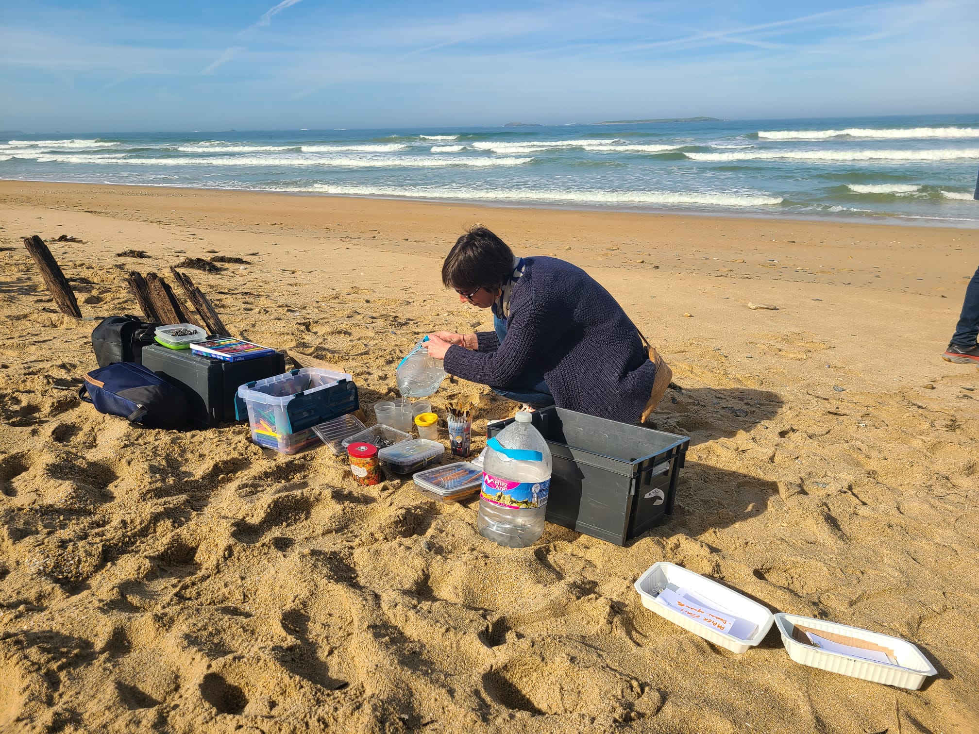 Catherine sur la plage en train de préparer des cours de transmission sur ce quelle a vu en mer