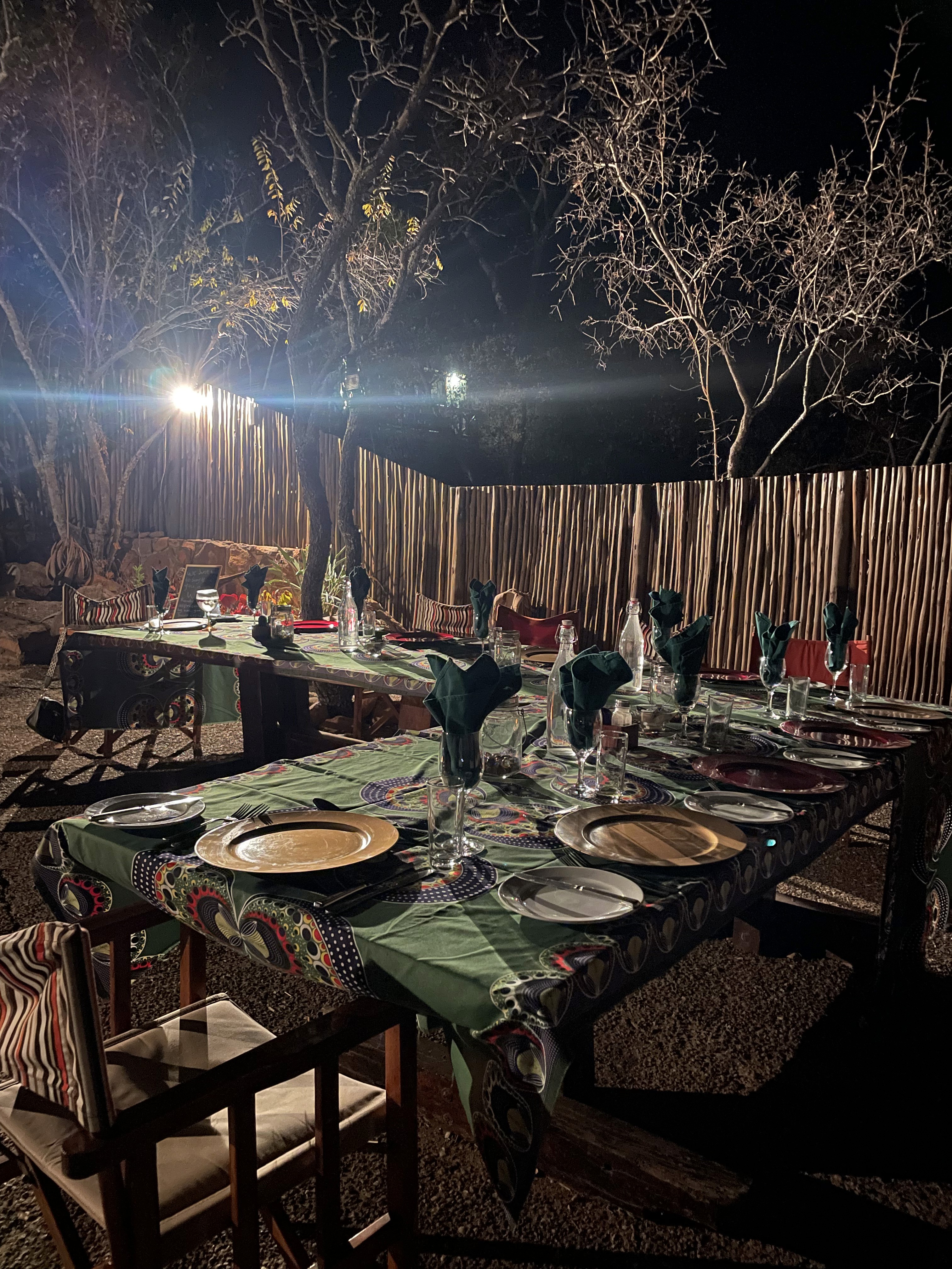 boma avec table à manger