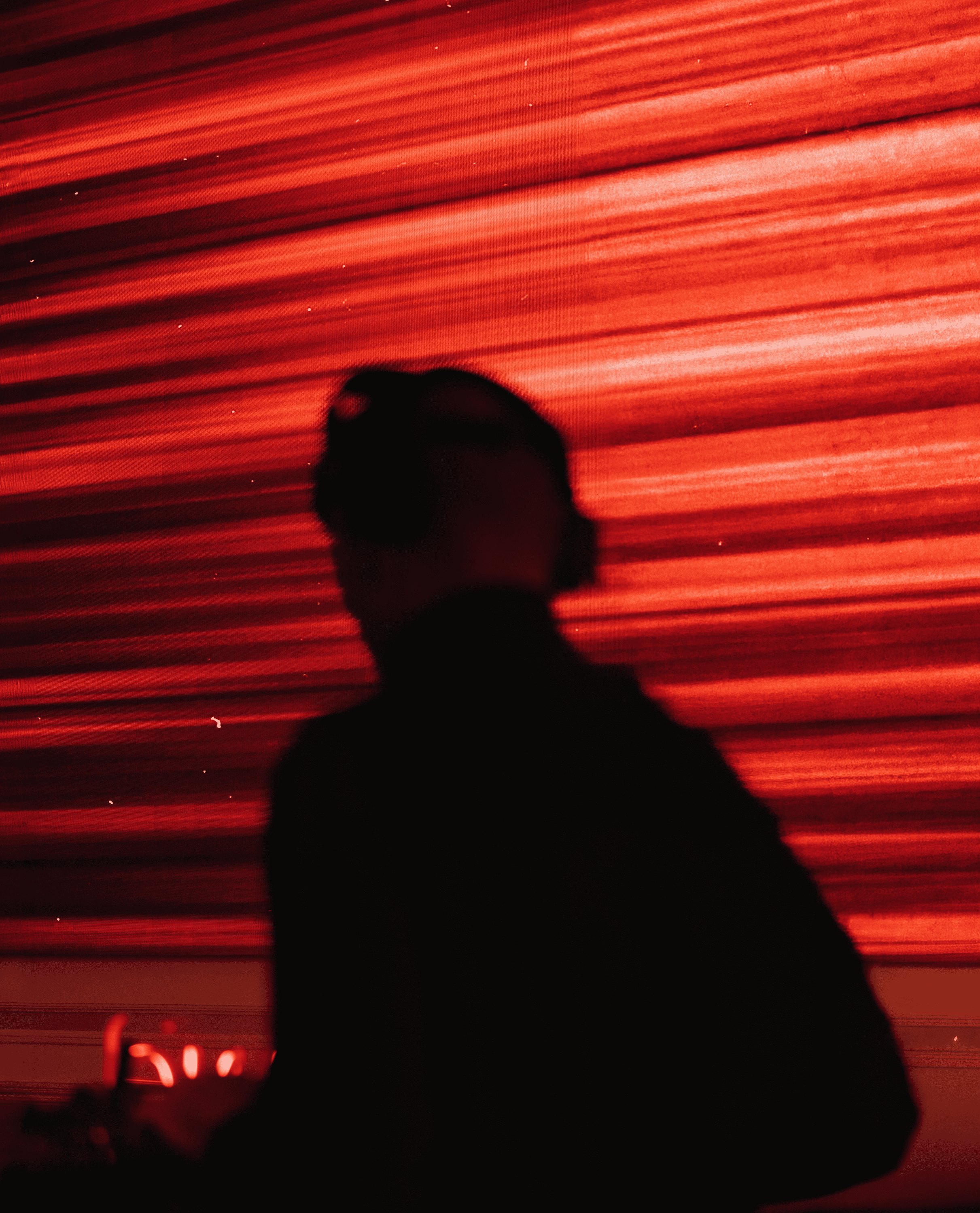 Artisti Sestopiano Torino  La scena degli artisti Torino è in continua evoluzione, e Sestopiano Torino nasce con l’obiettivo di valorizzare DJ Torino, producer elettronici e artisti emergenti Torino attraverso eventi dedicati alla musica elettronica Torino.  Ogni collaborazione nasce da una ricerca attenta: selezioniamo talenti che rappresentano una visione contemporanea della musica, portando nei nostri eventi Torino DJ set autentici e performance immersive.  La nostra pagina Artisti raccoglie sia i prossimi artisti che suoneranno nei nostri eventi, sia le collaborazioni artistiche già realizzate all’interno dei format Sestopiano Torino.  Seguici sui nostri social e su Instagram per scoprire lineup, anteprime e nuovi Events Turin.