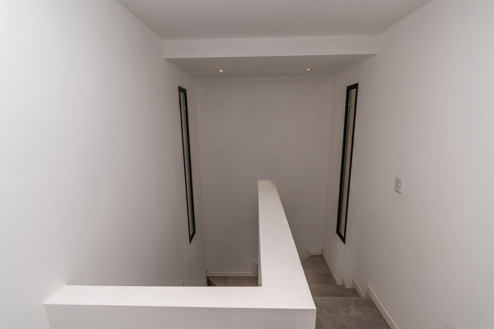 Escalera de Casa Gaviotas con diseño funcional y moderno - escalera interior que conecta los niveles de la casa.