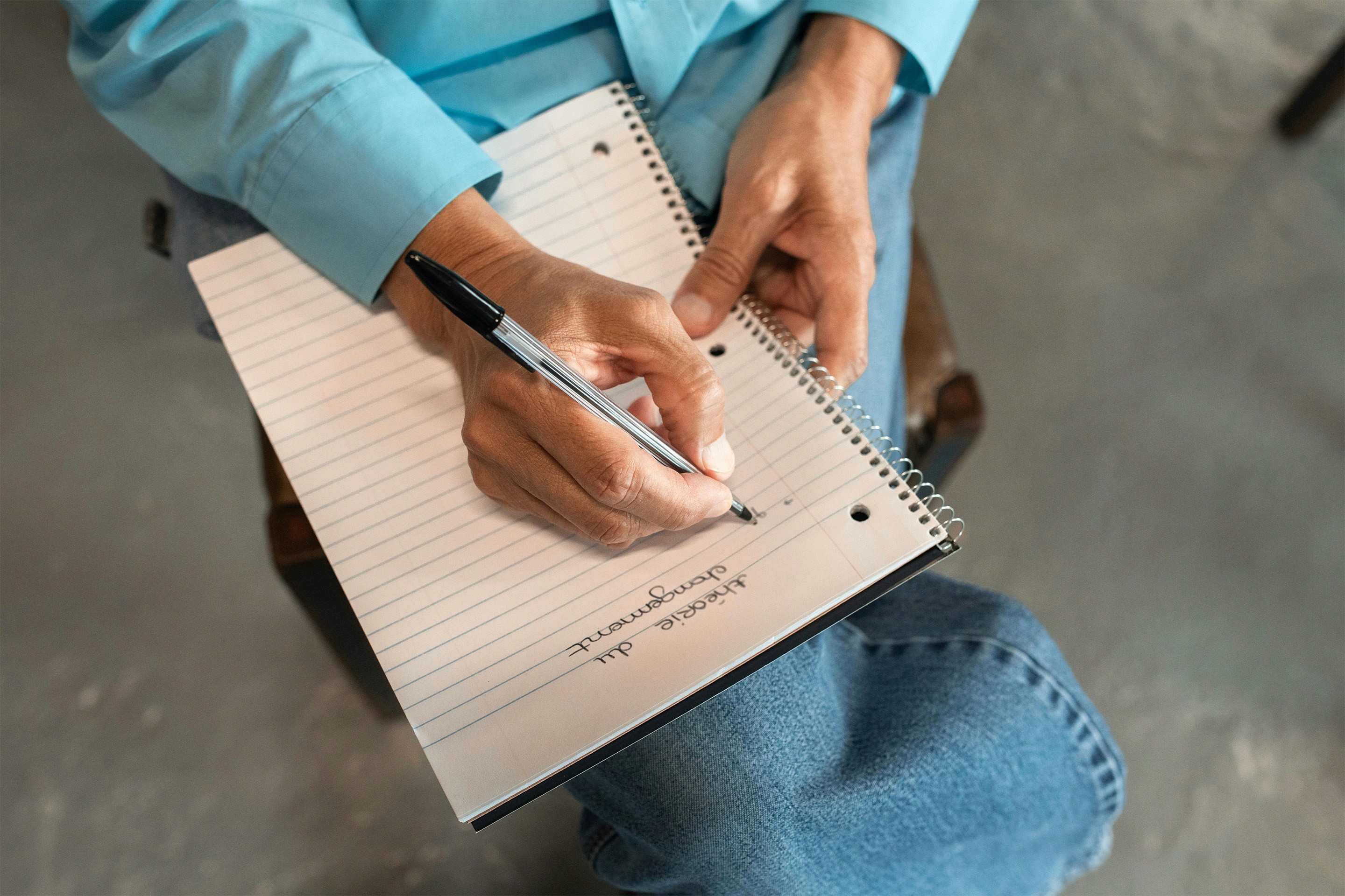 Un homme écrit sur un carnet