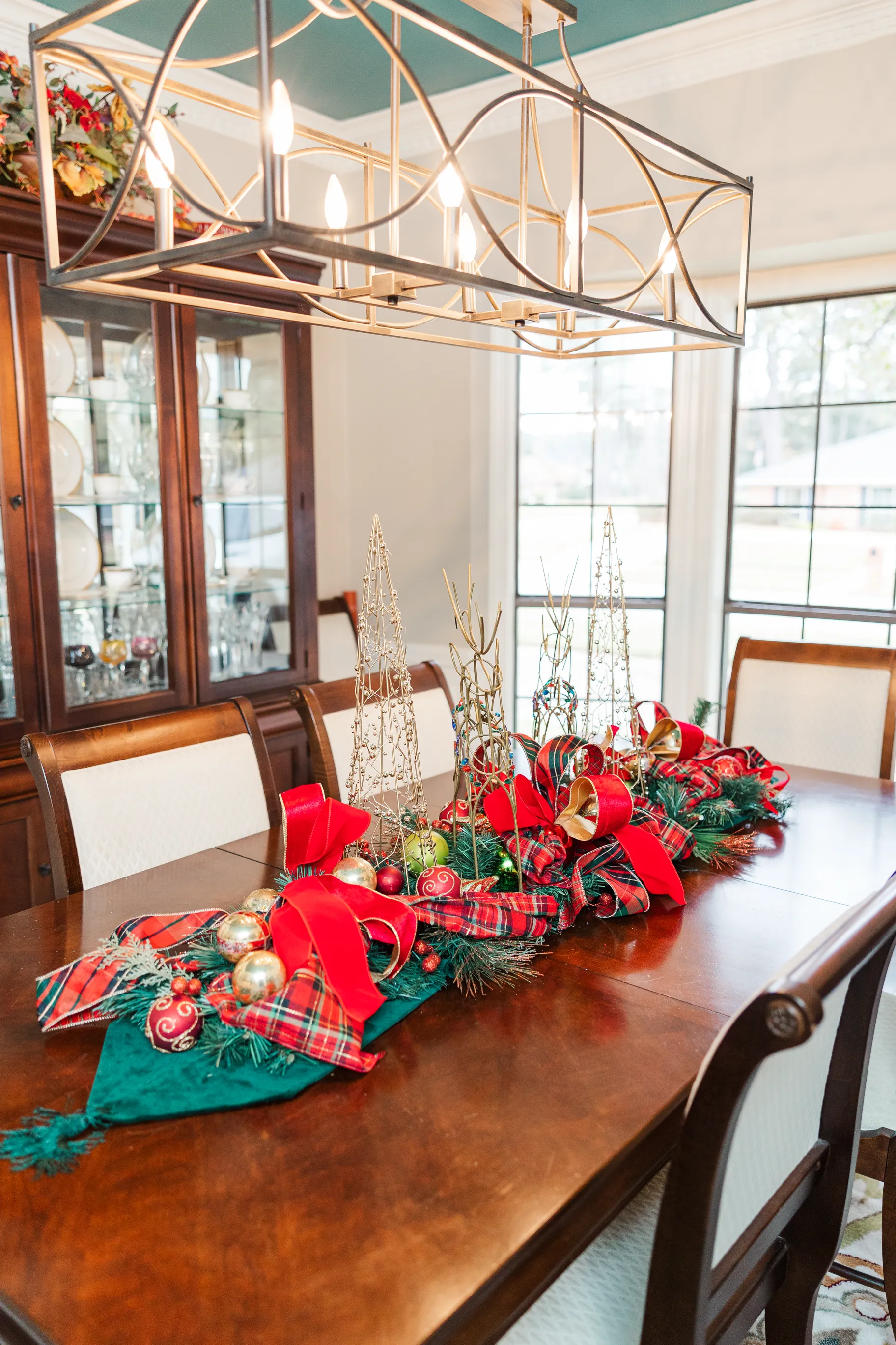 Luxury table setting by Sarah Overall Events with pink embroidered napkins, gold-rimmed plates, floral arrangements, and personalized menus in Shreveport.