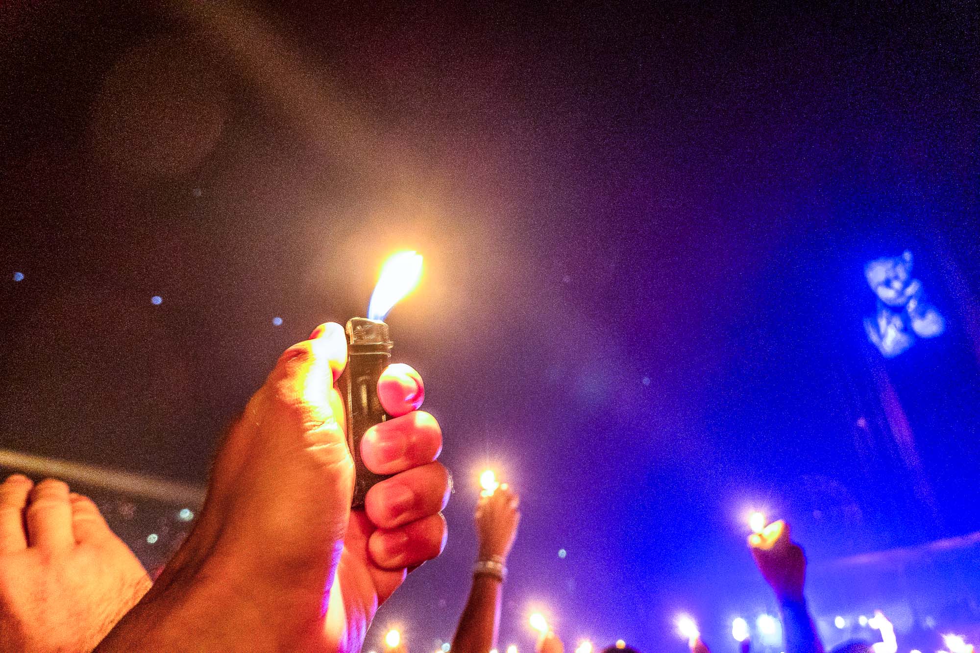Le landau, encore, vu d'un autre angle — la flamme comme ponctuation récurrente de la soirée.