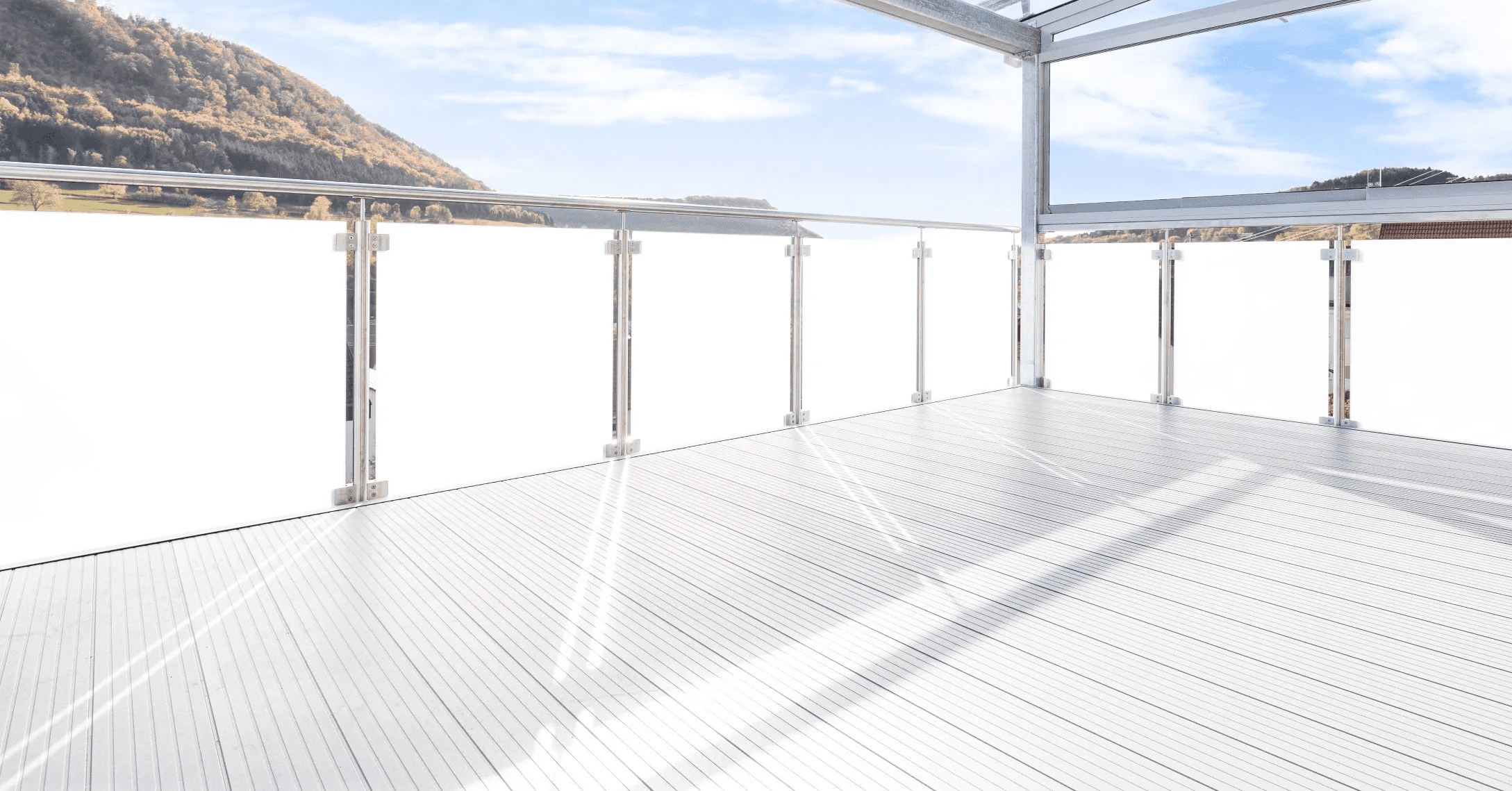 Glasgeländer mit hellmatter Folie von innen auf dem Balkon mit Aluboden