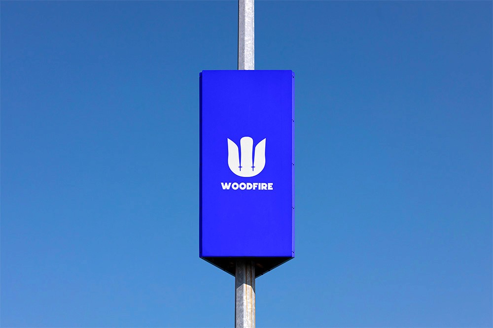 Logo woodfire en ville avec un ciel bleu