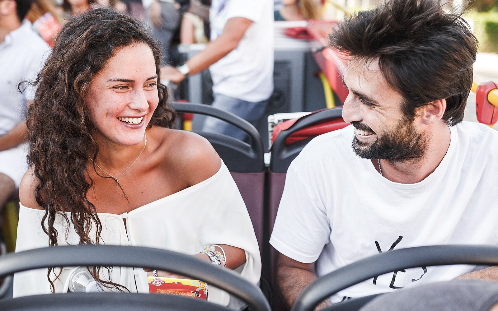 乘客尽情享受顺风车城市巴士游览。