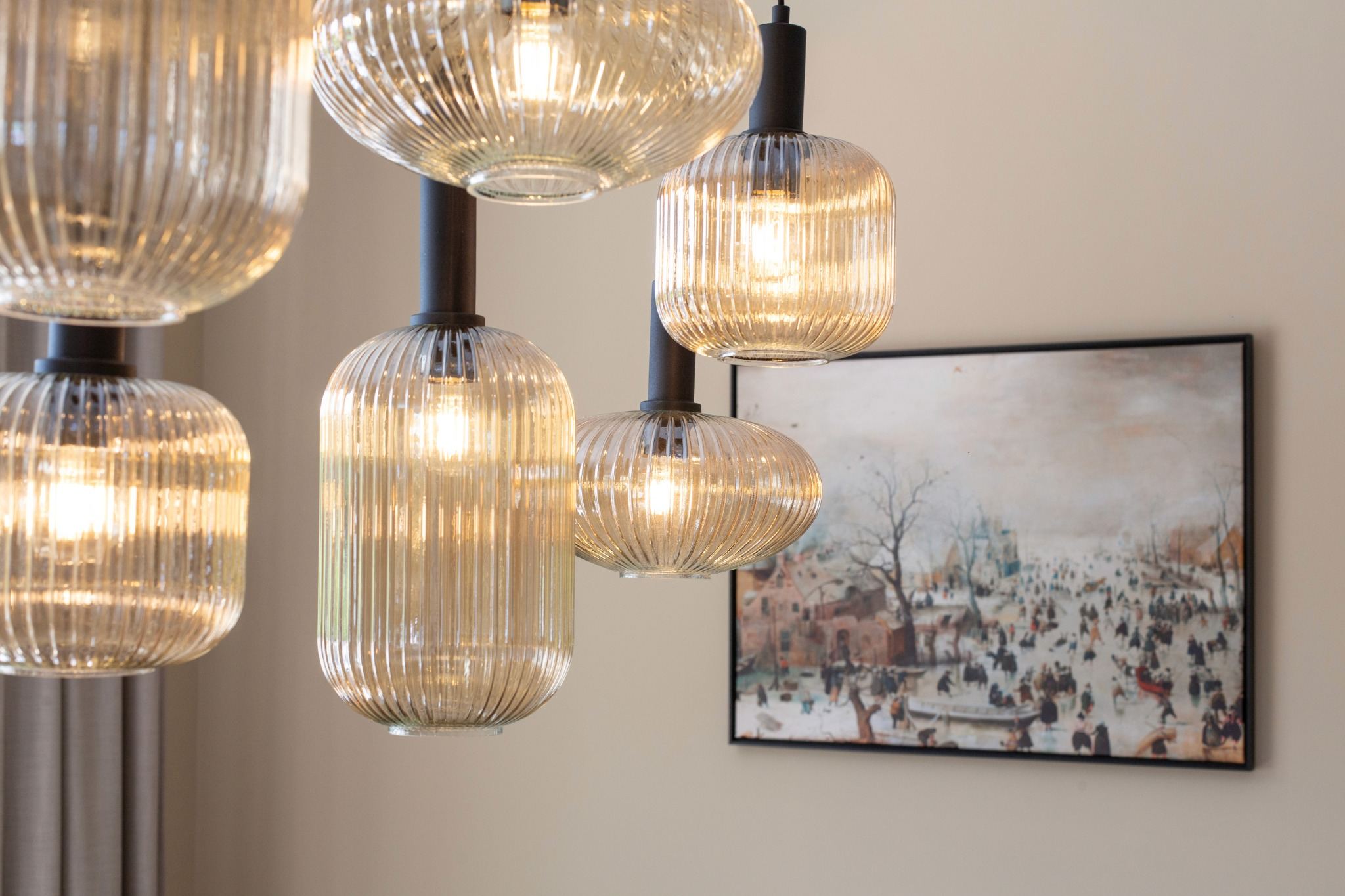 groep glaslampen met oude meester schilderij