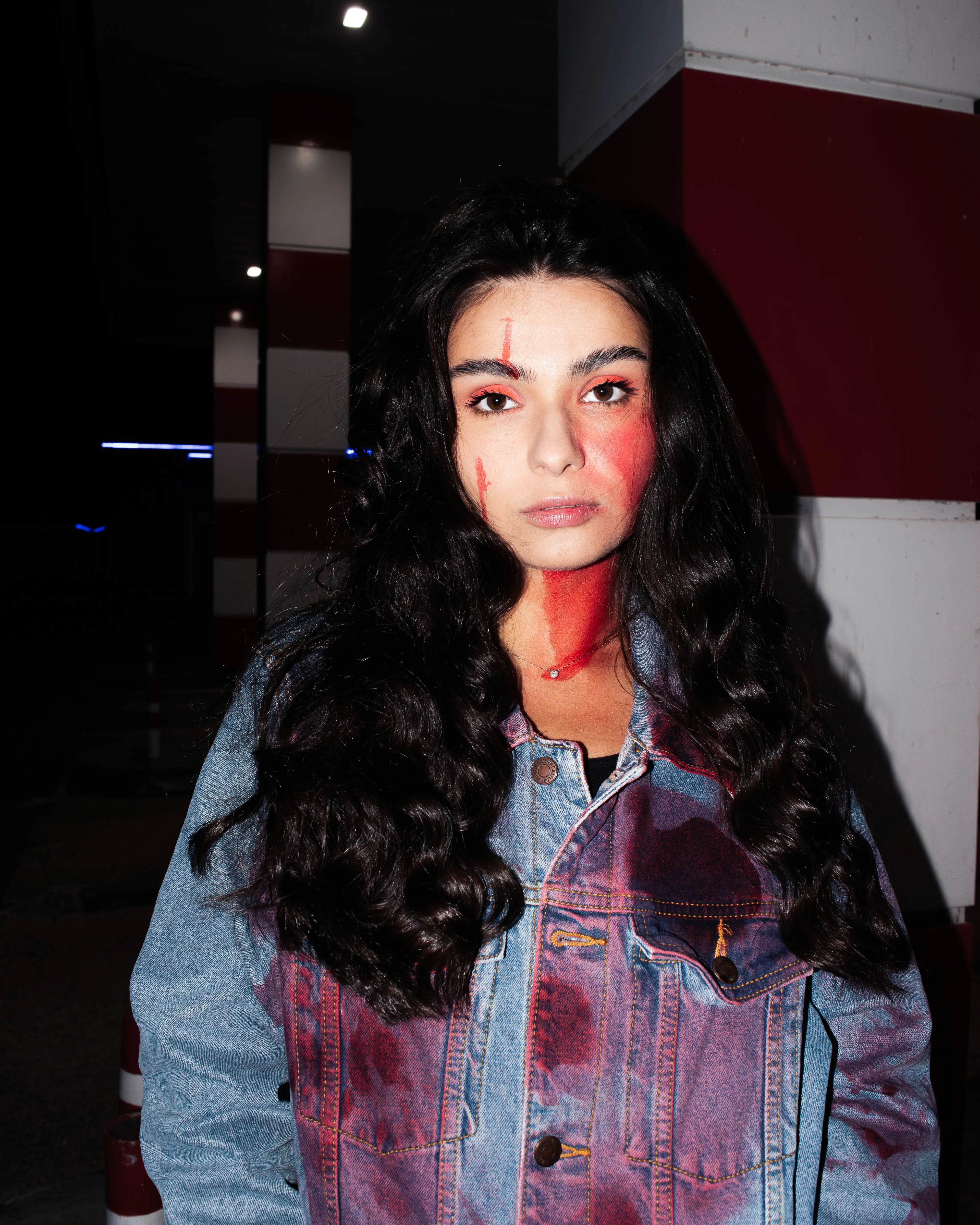 Photographie de mode de nuit avec flash brut et direction artistique pour la série GG's Halloween.