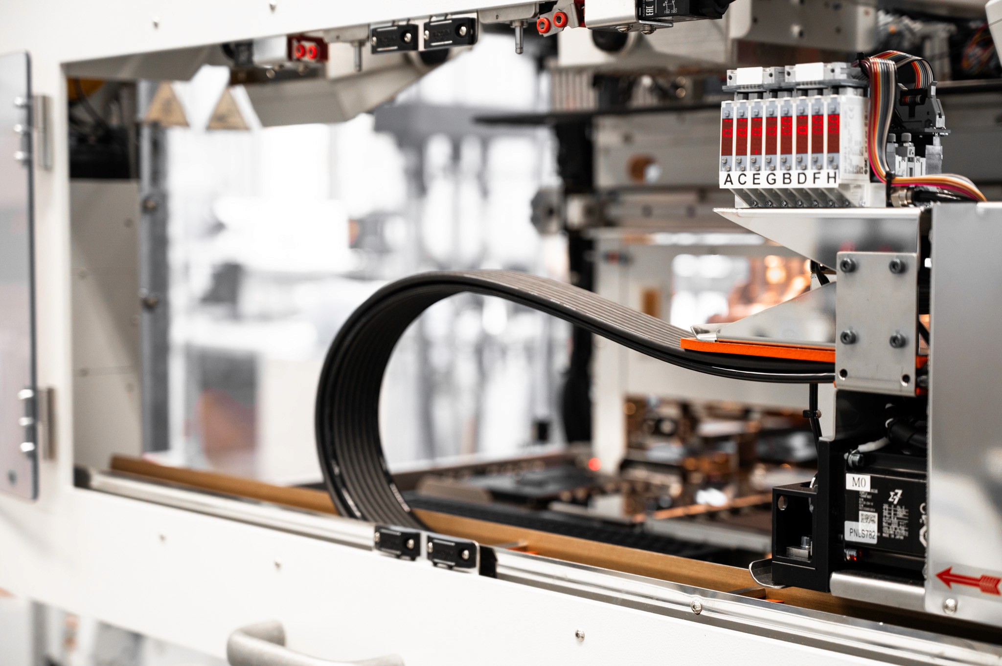 Braț mecanic și componente de manipulare a cipurilor într-un sistem automat de testare Advantest