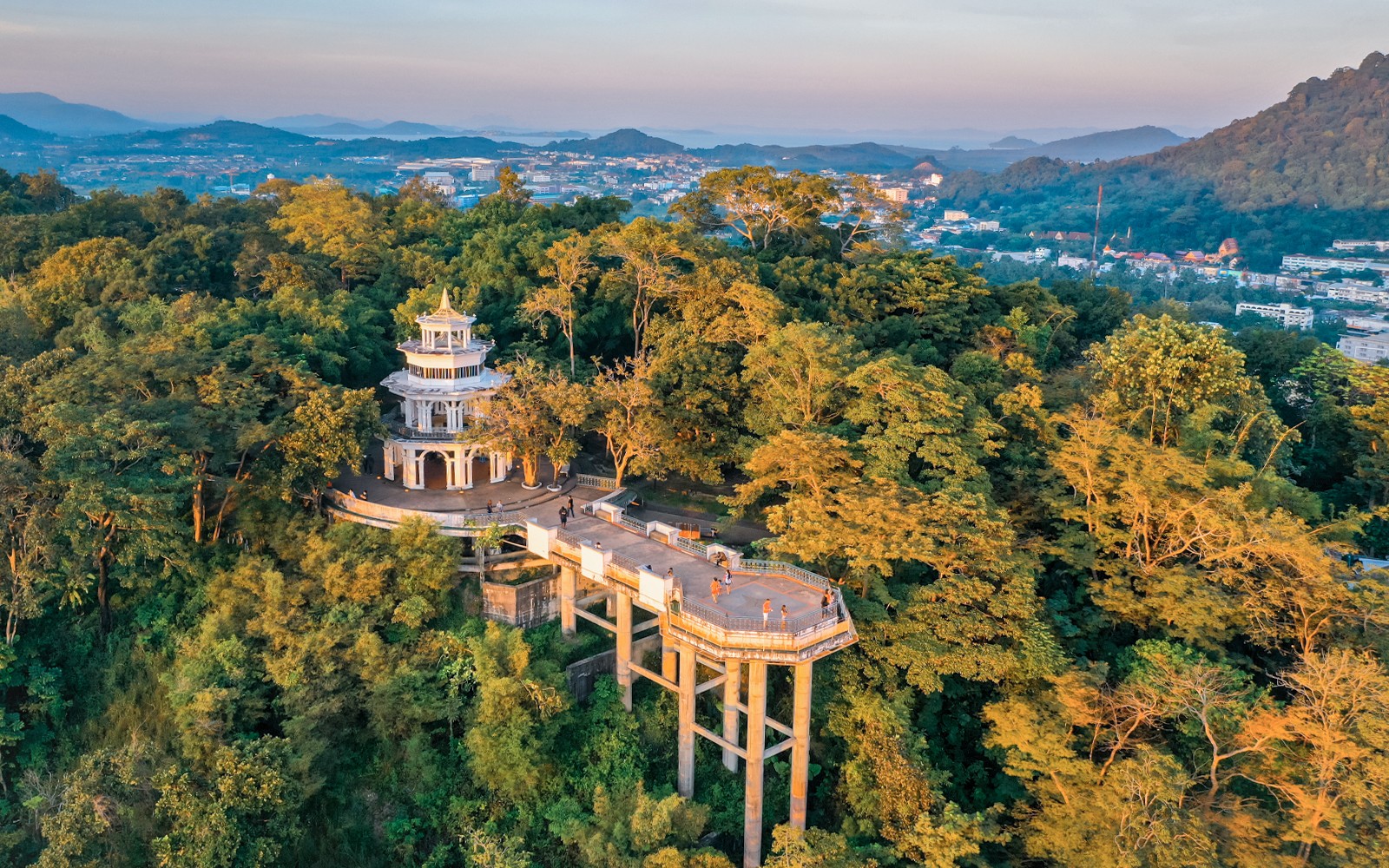 普吉島考朗觀景台的空拍圖，四周環繞著繁茂的綠樹。