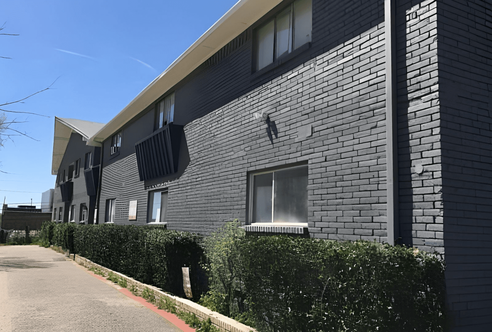 321 N Ewing — 28-unit multifamily community in Dallas, TX; managed by Savoy Residential.