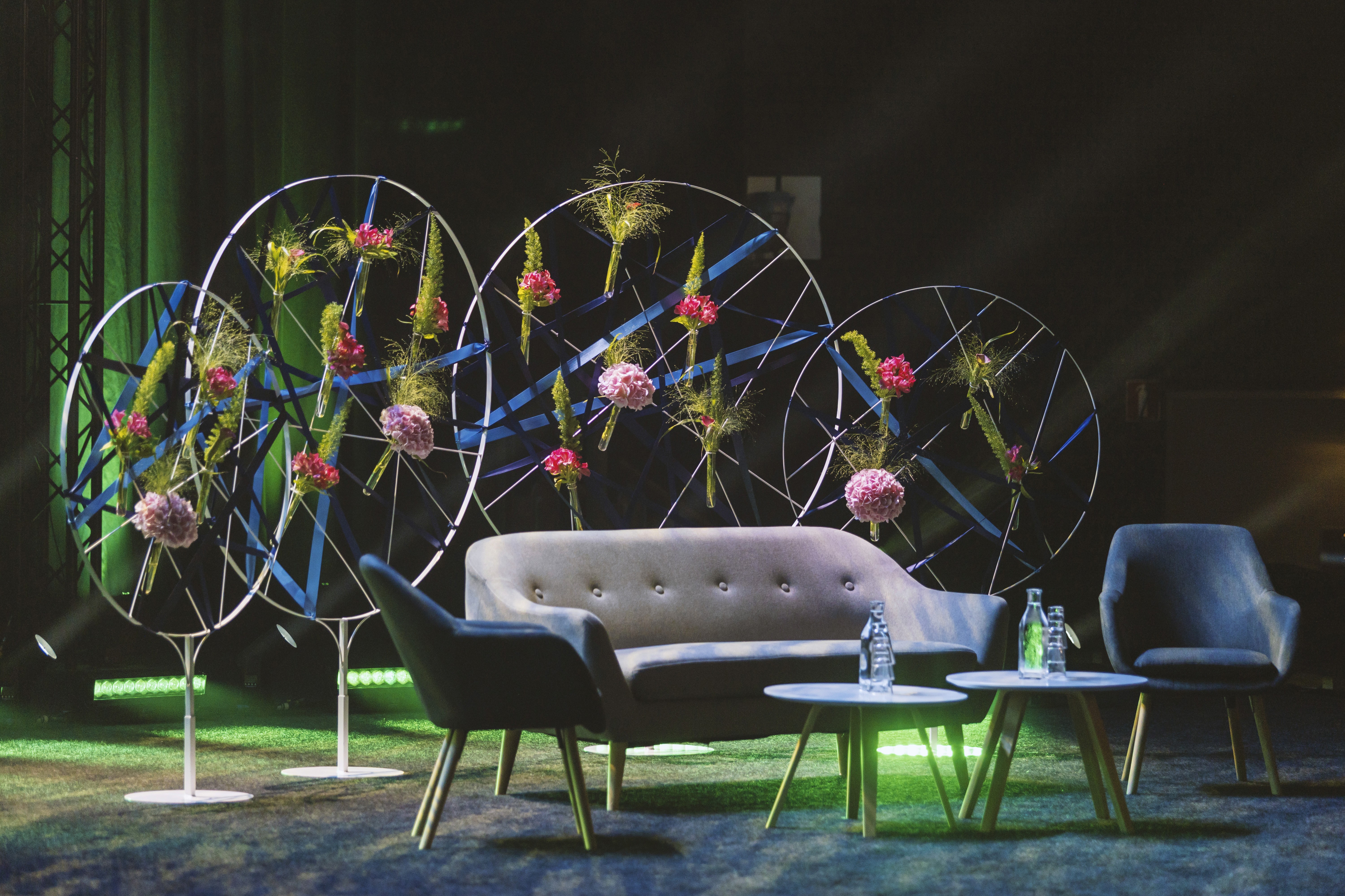 Scenen är uppställd med en soffa, stolar och dekorationer