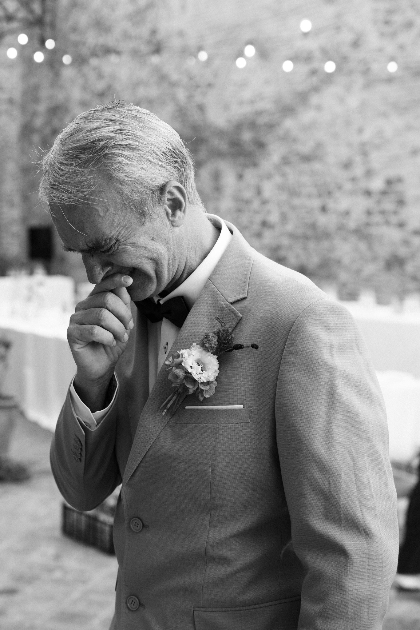 Padre dello sposo commosso al ricevimento di matrimonio al Castello di Tabiano, ritratto in bianco e nero