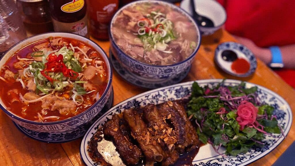 Set món ăn Việt Nam tại Hàn Quốc gồm phở bò, bún bò Huế, sườn nướng và salad rau tươi