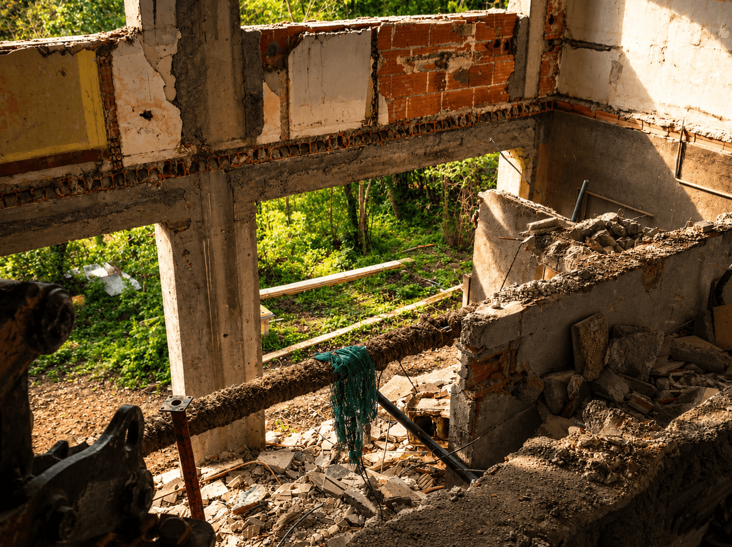réhabilitation maison années 80, rénovation maison années 80, transformation maison familiale, restructuration intérieure, rénovation complète, rénovation haut de gamme, architecture résidentielle, architecte DPLG, architecte d'intérieur, agence d'architecture Montpellier, maîtrise d’œuvre, projet architectural sur mesure, valorisation de l'existant, habitat d'exception. chantier de rénovation, travaux de réhabilitation, curage intérieur, démolition intérieure, restructuration lourde, transformation architecturale, rénovation en cours, phase chantier, intervention structurelle, rénovation profonde, réorganisation des volumes, chantier résidentiel. ouverture de murs porteurs, création de nouveaux volumes, restructuration de l'espace, décloisonnement, redistribution des espaces, transformation du plan, optimisation des circulations, architecture des volumes, création d'espaces ouverts, rénovation structurelle, adaptation aux nouveaux usages. mise à nu de la structure, gros œuvre, structure béton, diagnostic de l'existant, conservation de la structure, réemploi du bâti, valorisation de l'existant, intervention sur l'enveloppe, transformation du patrimoine résidentiel, réhabilitation durable. avant après rénovation, étude de cas architecture, étude de cas rénovation, transformation de maison, métamorphose architecturale, évolution du projet, rénovation de l'existant, valorisation immobilière, rénovation sur mesure, projet de réhabilitation contemporaine. maison des années 80, architecture des années 80, modernisation de l'habitat, adaptation aux modes de vie contemporains, requalification architecturale, évolution de l'habitat, rénovation durable, maison familiale contemporaine, revalorisation patrimoniale. maîtrise d’œuvre complète, suivi de chantier, coordination des entreprises, conception architecturale, expertise technique, rénovation complexe, gestion de projet, architecture sur mesure, accompagnement de chantier, projet clé en main. architecture durable, réemploi de l'existant, économie de ressources, rénovation responsable, limitation de l'empreinte carbone, conservation du bâti, transformation durable, architecture raisonnée, habitat pérenne, rénovation écologique. lumière naturelle, création de nouvelles ouvertures, relation intérieur extérieur, architecture ouverte, maison lumineuse, connexion avec le jardin, amélioration du confort de vie, qualité environnementale, habitat contemporain. architecte Montpellier, architecte d'intérieur Montpellier, rénovation maison Montpellier, réhabilitation maison années 80 Montpellier, rénovation haut de gamme Montpellier, agence d'architecture Montpellier, architecte Hérault, architecture contemporaine Montpellier. architecte Nîmes, architecte d'intérieur Nîmes, rénovation maison Nîmes, réhabilitation maison années 80 Nîmes, rénovation de prestige Nîmes, agence d'architecture Nîmes, architecte Gard. architecte Perpignan, architecte d'intérieur Perpignan, rénovation maison Perpignan, réhabilitation maison années 80 Perpignan, rénovation haut de gamme Perpignan, agence d'architecture Perpignan, architecte Pyrénées-Orientales. architecte Occitanie, étude de cas rénovation maison, chantier de réhabilitation, transformation maison années 80, restructuration lourde, ouverture de murs porteurs, rénovation résidentielle, architecture contemporaine, rénovation haut de gamme, habitat d'exception, projet architectural sur mesure, avant après rénovation, valorisation de l'existant, rénovation durable, maîtrise d’œuvre complète, transformation architecturale, rénovation maison Montpellier.