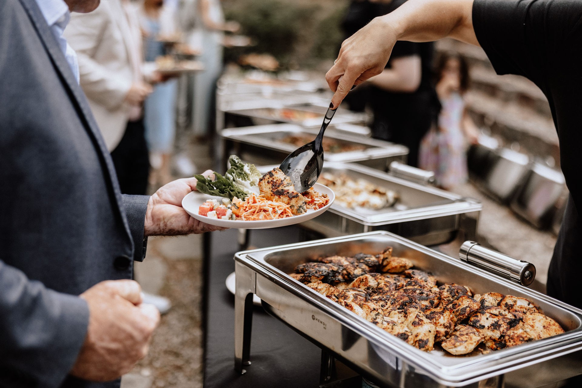 Frische Zubereitung von Grillkäse und Fleisch auf der Feuerplatte durch MT-Catering – Ihr Spezialist für Food & Fire Events in Albstadt.