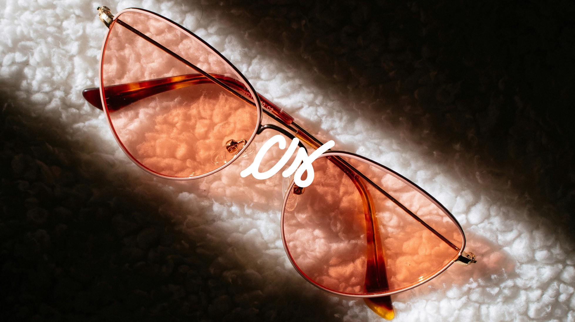 Packshot photo d'une paire de lunettes, verres oranges. + monogramme custom eyes