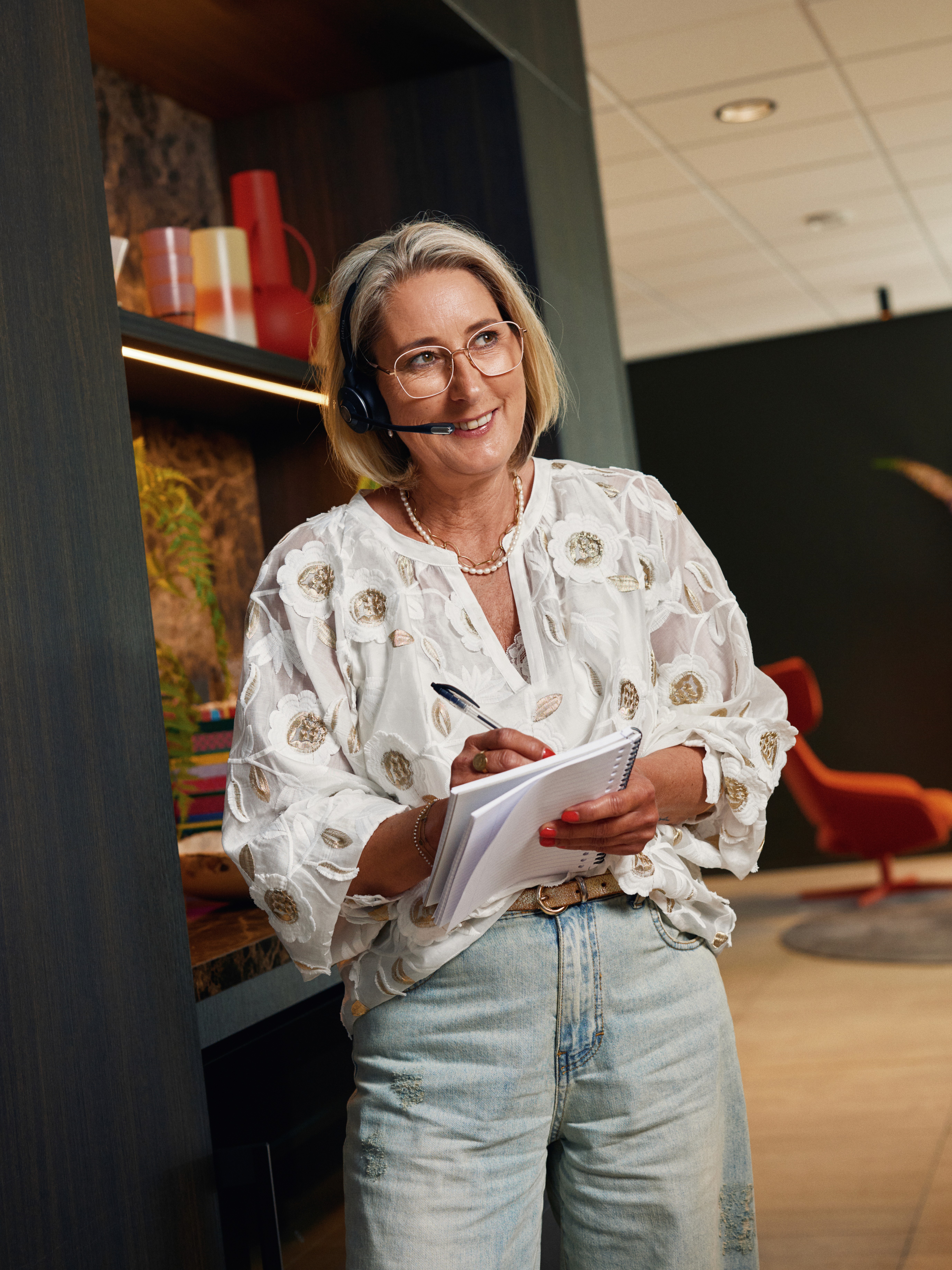 Medewerker aan het werk in een houtwerkplaats