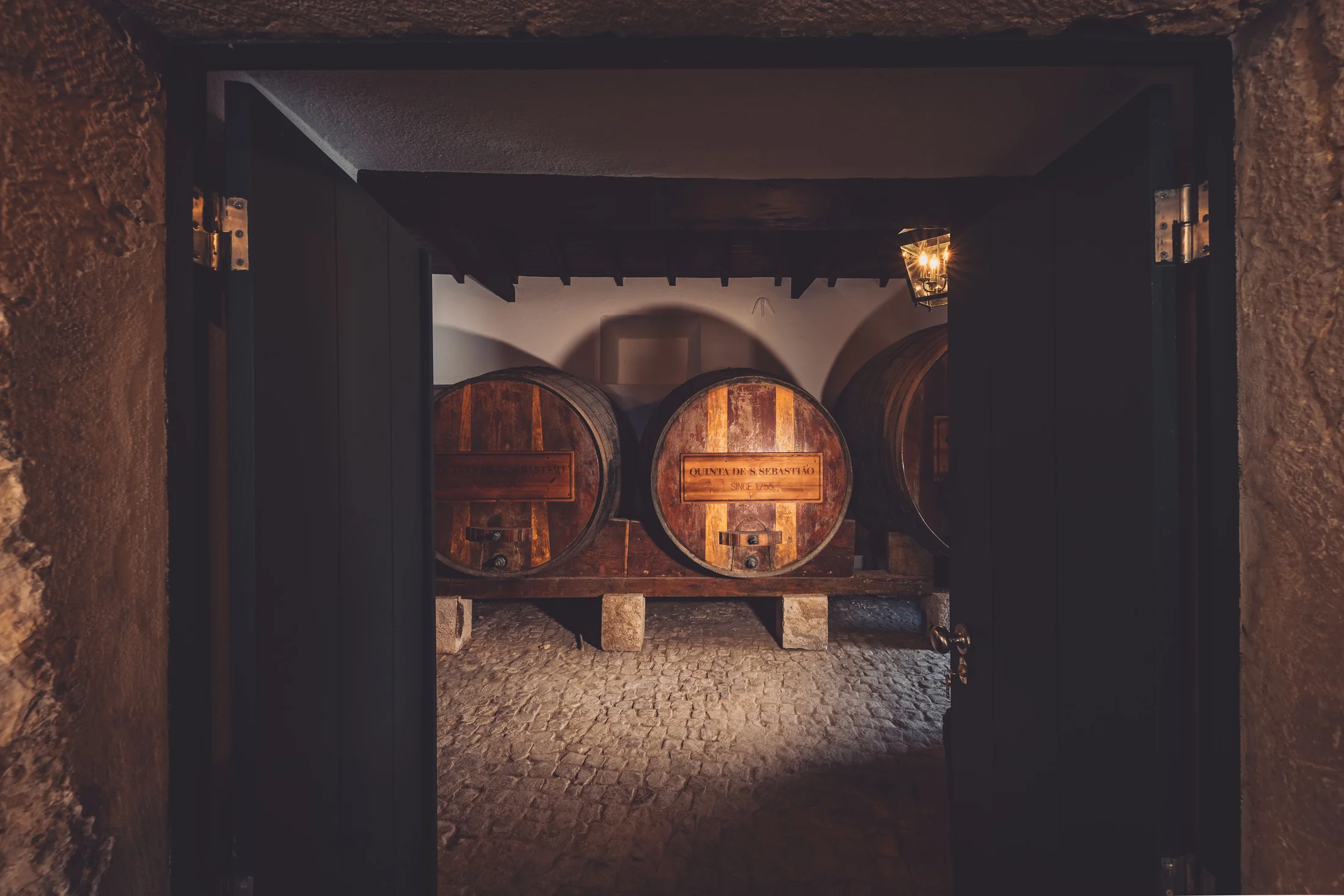 Entrada da adega com tonéis de madeira
