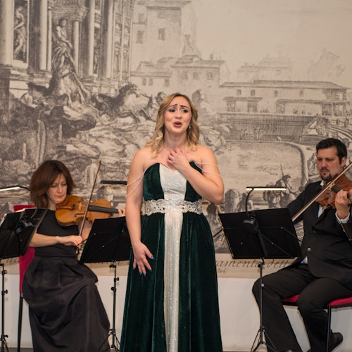 女高音唱著普契尼的《詹尼·斯基基》中的「哦，我親愛的爸爸」