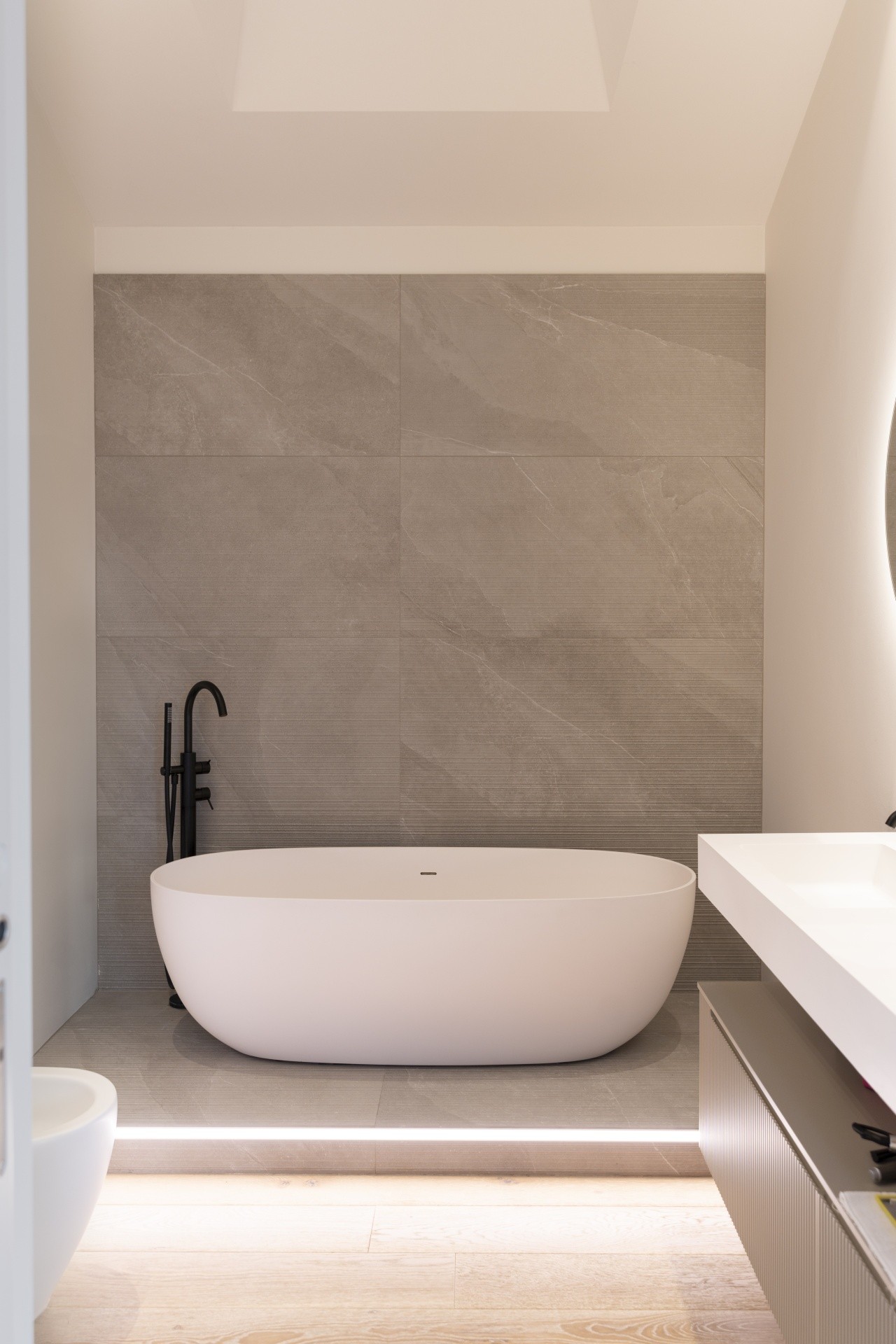 Fotografia cucina minimale in legno e acciaio satinato_nearlight studio fotografico