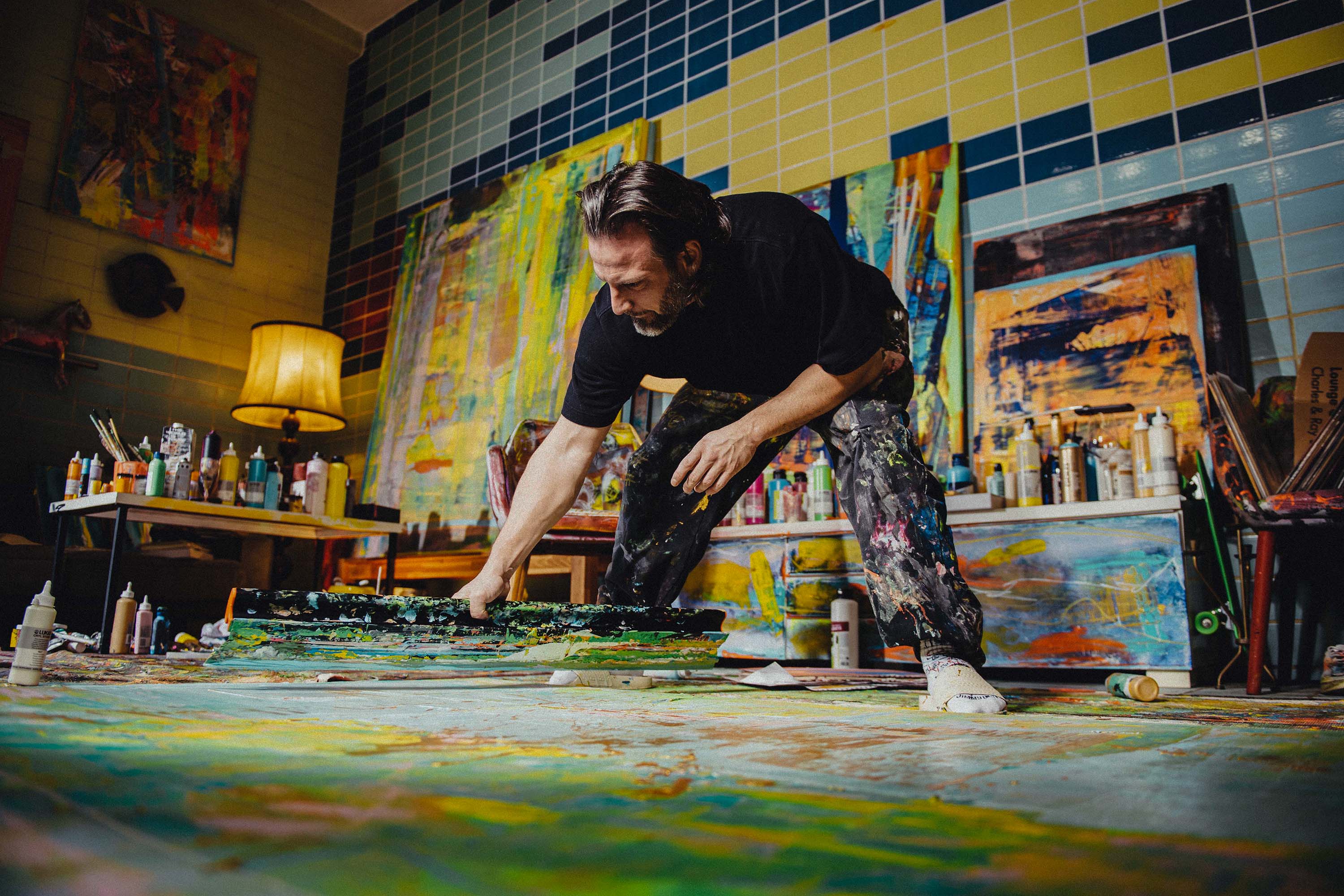 Portrait von Janosch Goy in seinem außergewöhnlichen Pool-Studio