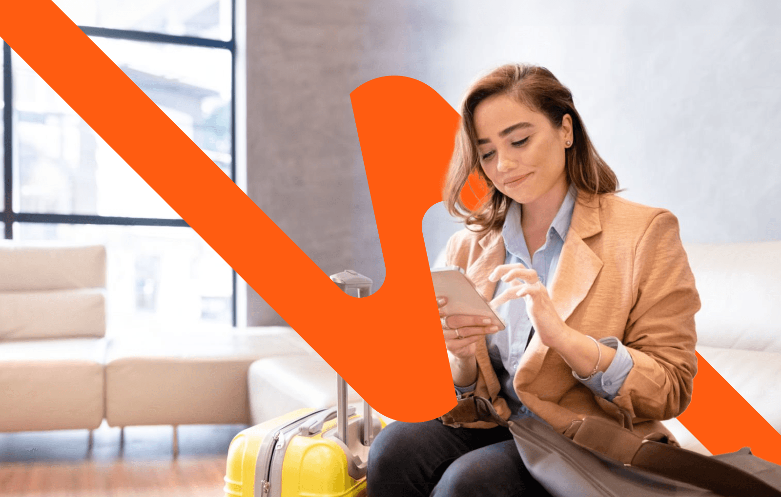 Vrouw werkt aan een bureau met laptop en oranje grafisch element op de voorgrond.