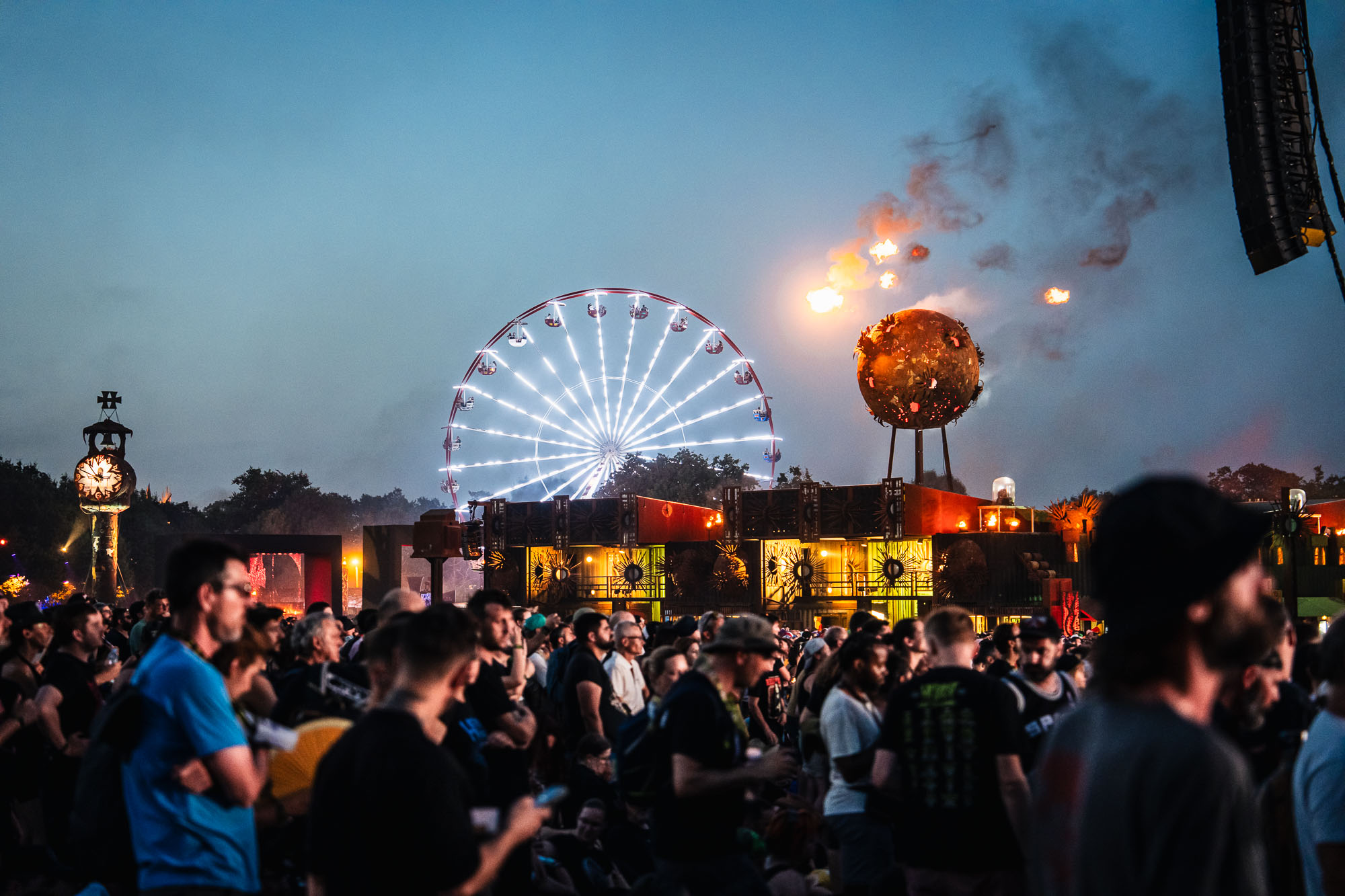 La grande roue et la boule de feu du Hellfest illuminées à la tombée de la nuit, Clisson 2026