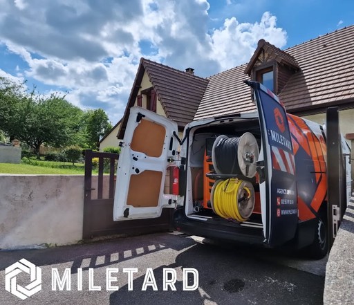 Camion hydrocureur MILETARD en intervention débouchage canalisation à Isneauville
