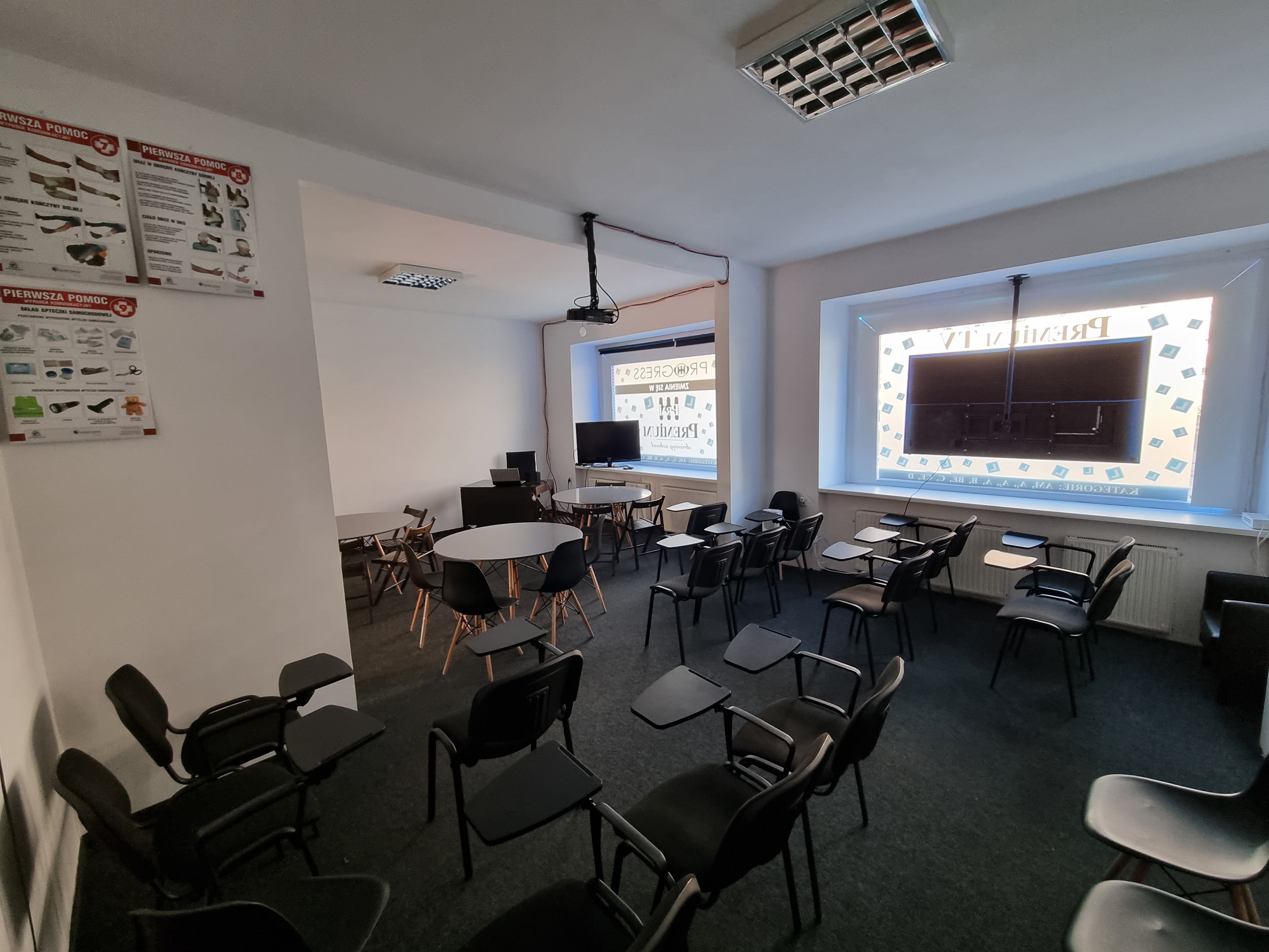 sala wykładowa OSK Premium Częstochowa przygotowana na kurs czasu pracy kierowców