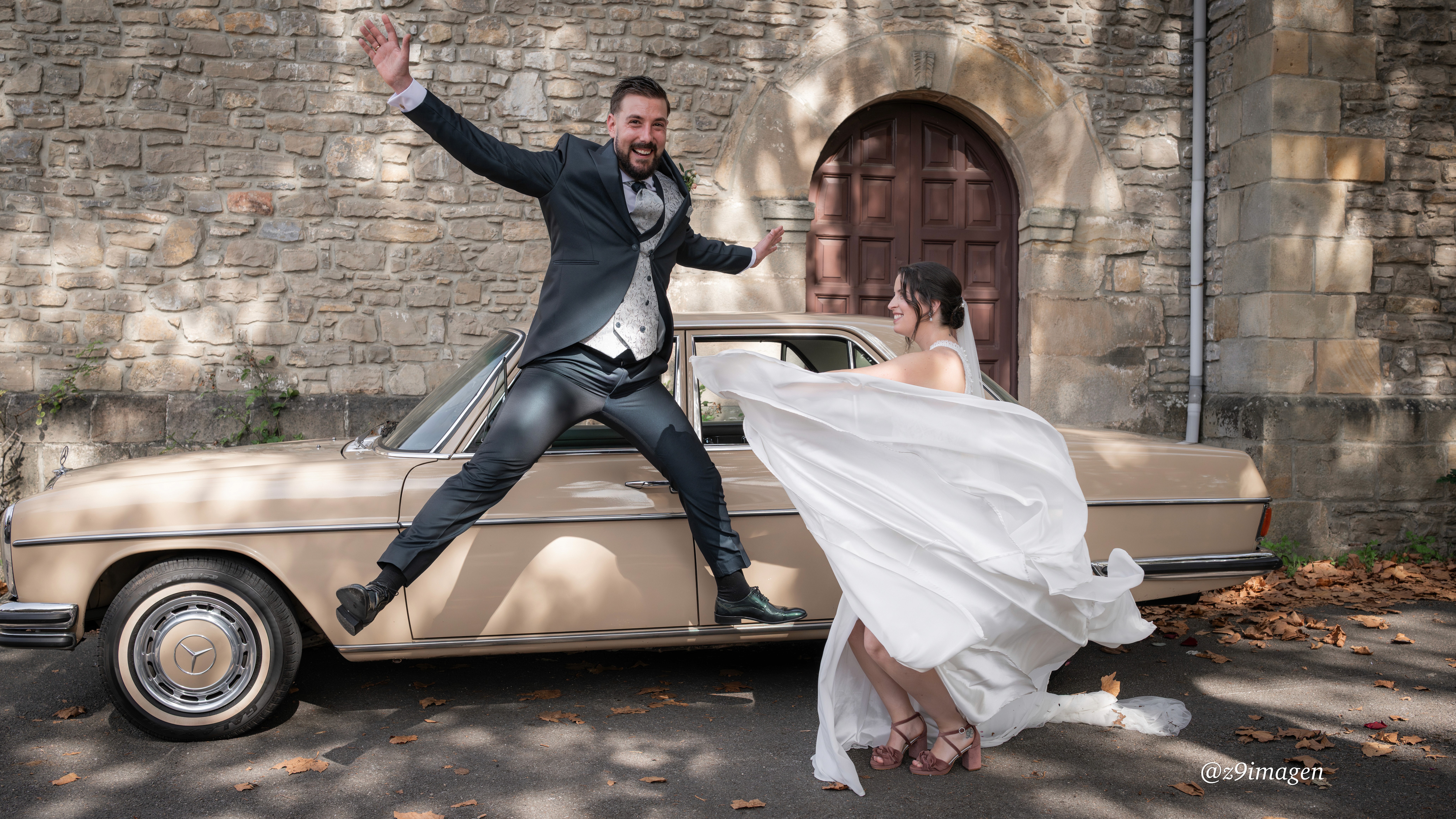 Cliente de z9imagen saltando justo delante de su coche