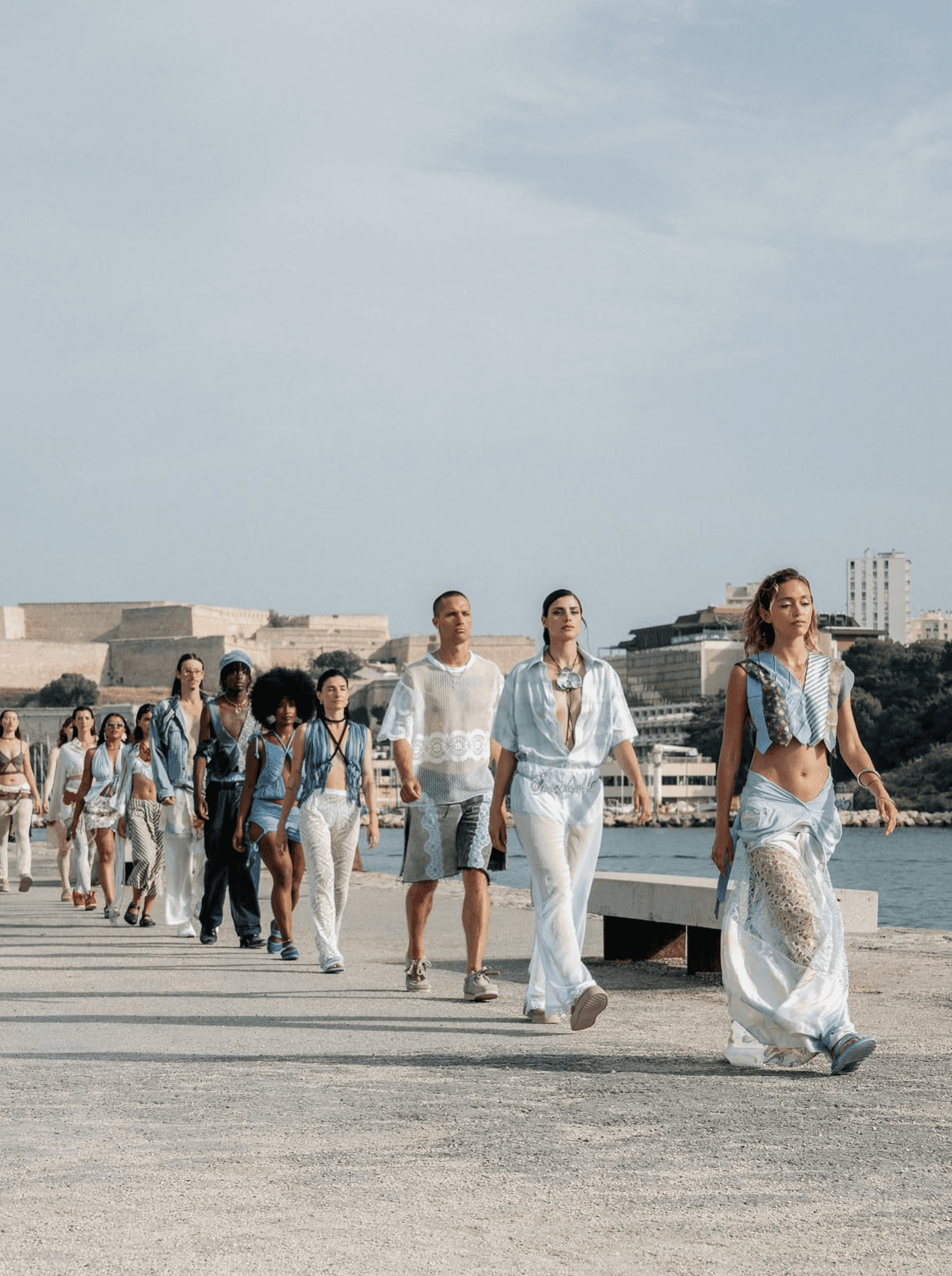 Défilé final face à la mer pour la Slow Fashion Week Marseille 2025. Une marche poétique et engagée sous la direction artistique de Studio Paillette et Salé Collections, avec une DA signée Point à la ligne.