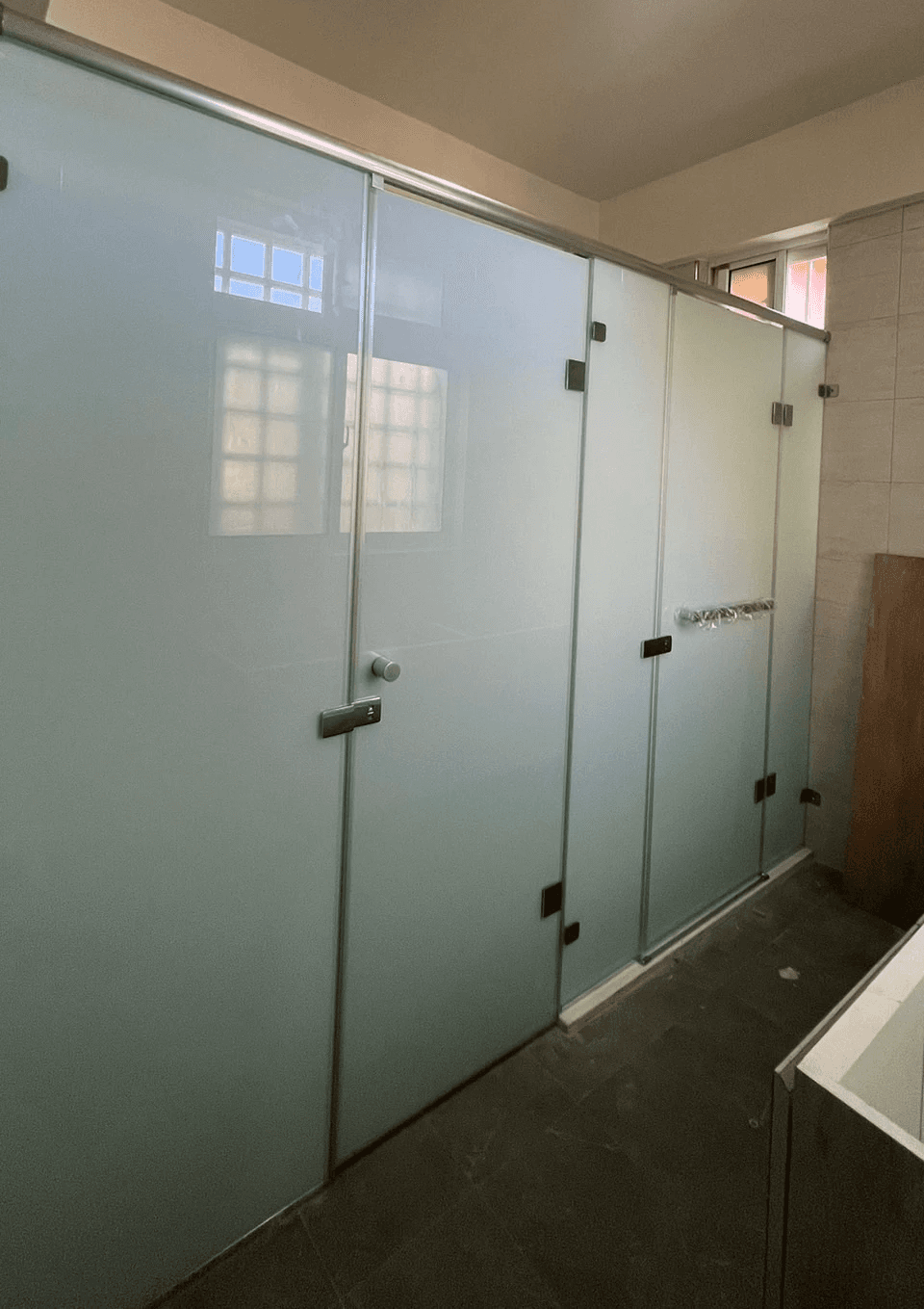 T型 5+5 白膜附安全鎖無框門、區隔淋浴間與馬桶間