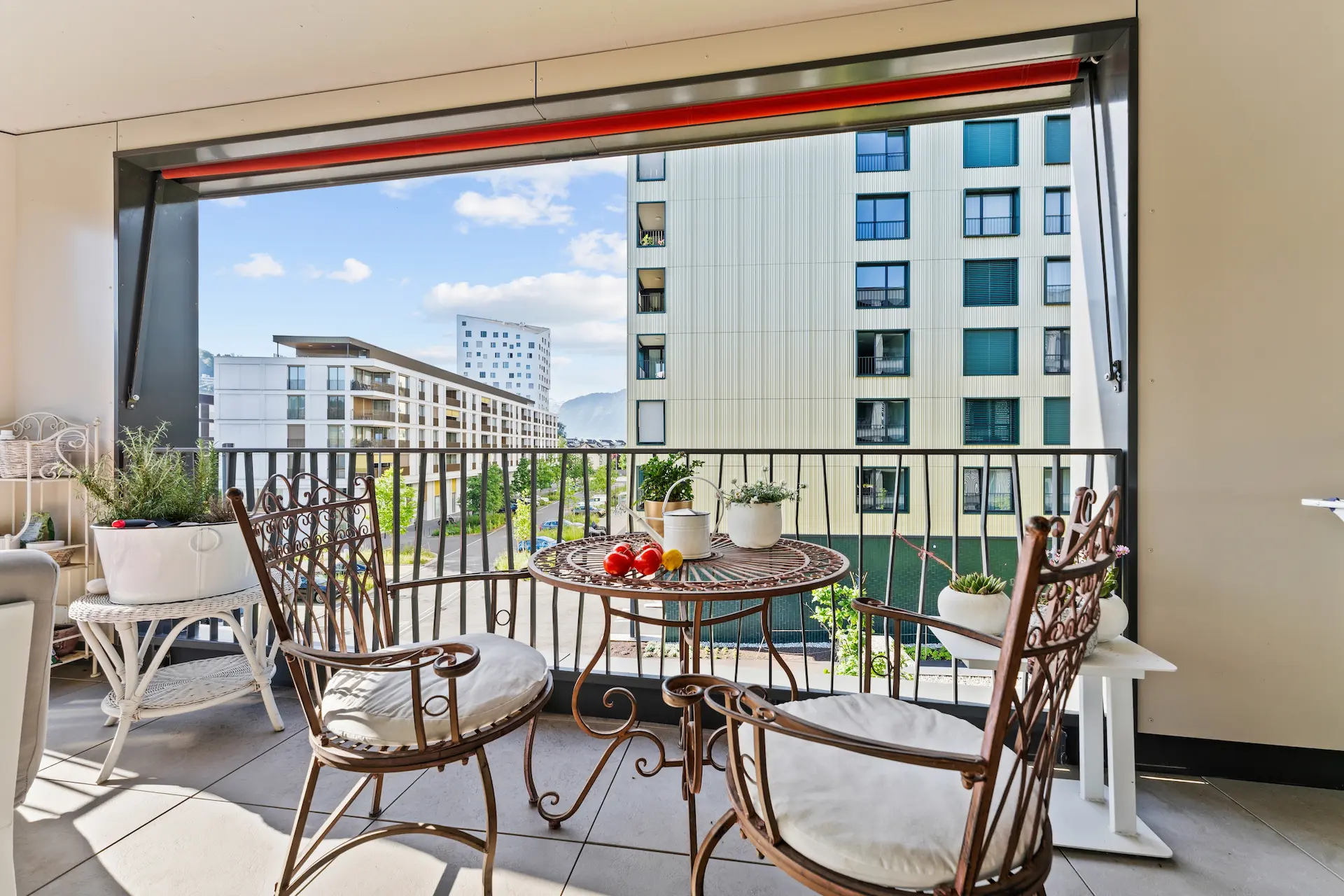 Balkon mit Aussicht auf moderne Wohngebäude und die Umgebung von Horw