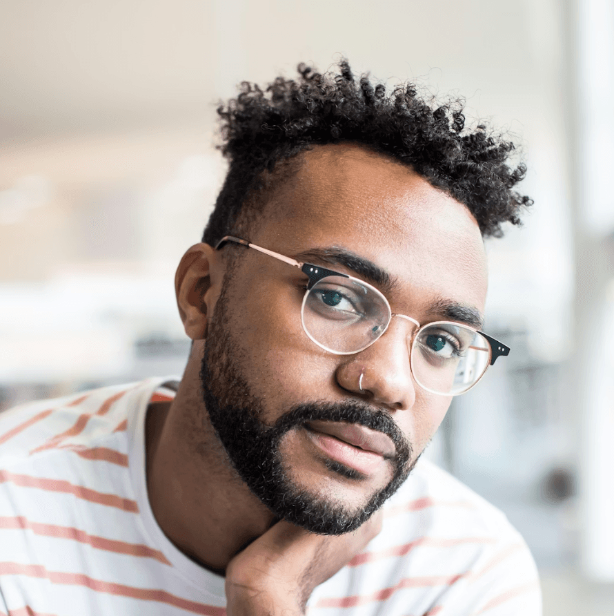 Jeune homme brun avec des lunettes en intérieur