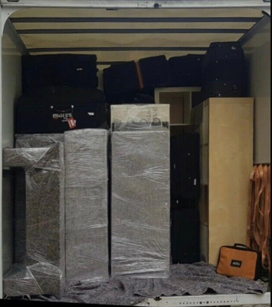 Versandfertiger LKW mit gestapelten Möblen für Export