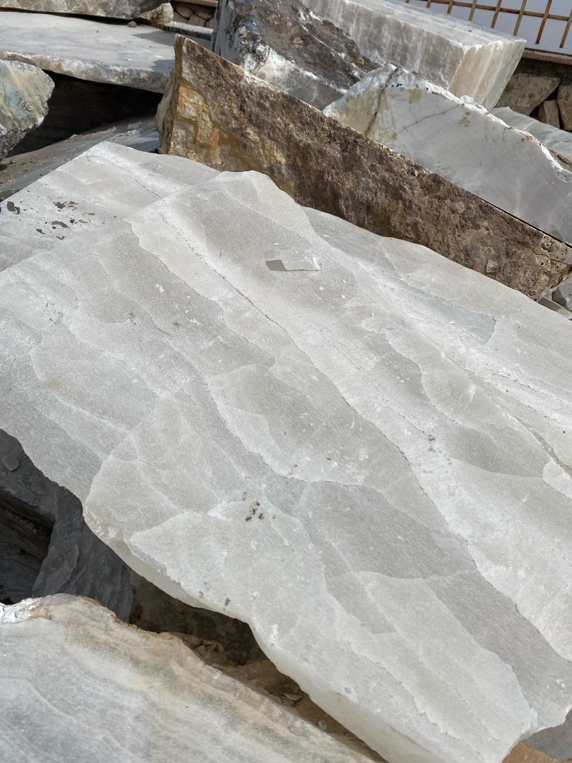 Weißer Onyx-Steinblock mit Kristalloberfläche