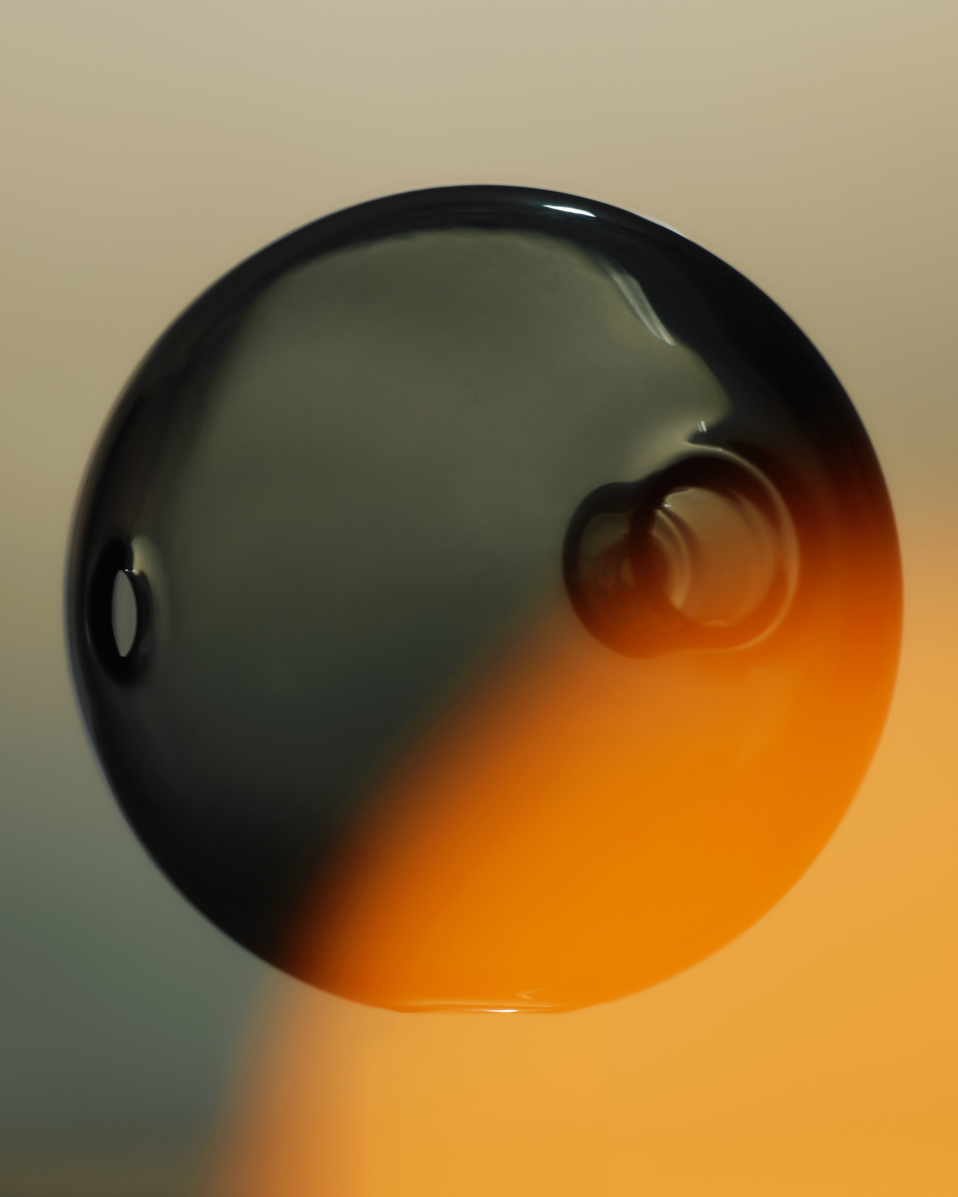 Grüne moderne Glasvase, die auch als Bong genutzt werden kann und aus einer Künstlerkooperation mit enua entstand.