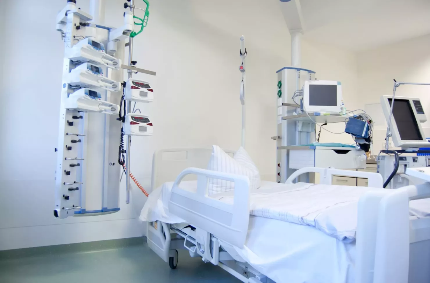 Professionelles Intensivpflegeteam im Einsatz auf einer Klinik-ITS