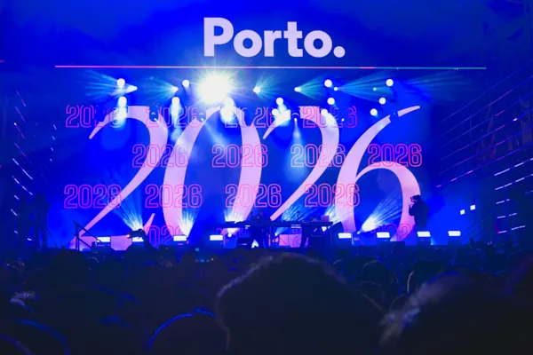 Palco de concerto com 'Porto 2026' iluminado — transferes para eventos · Táxi Afonso · 06 Caminha