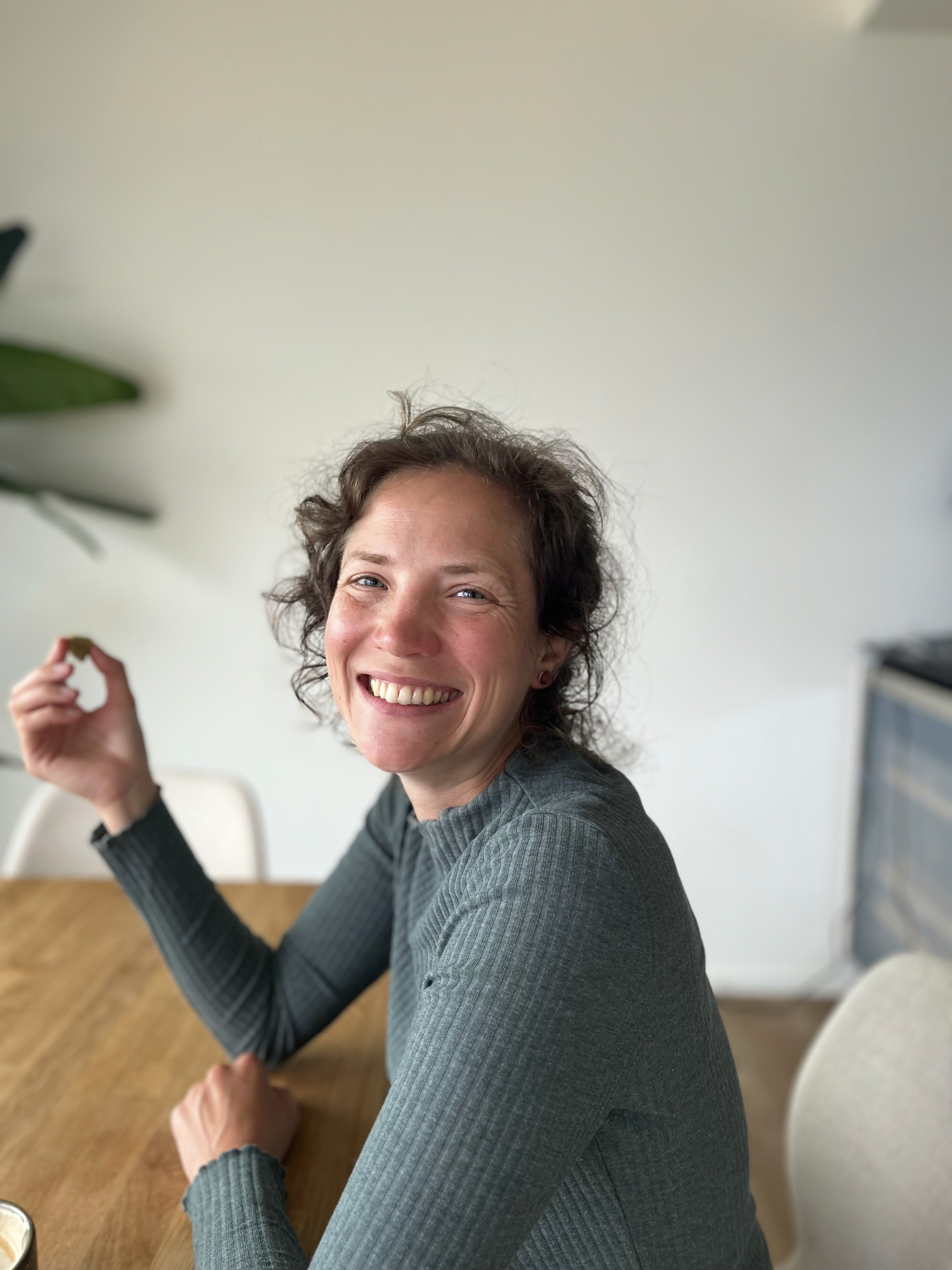 Veronika Aßbichler, Physiotherapeutin, lächelnd am Tisch