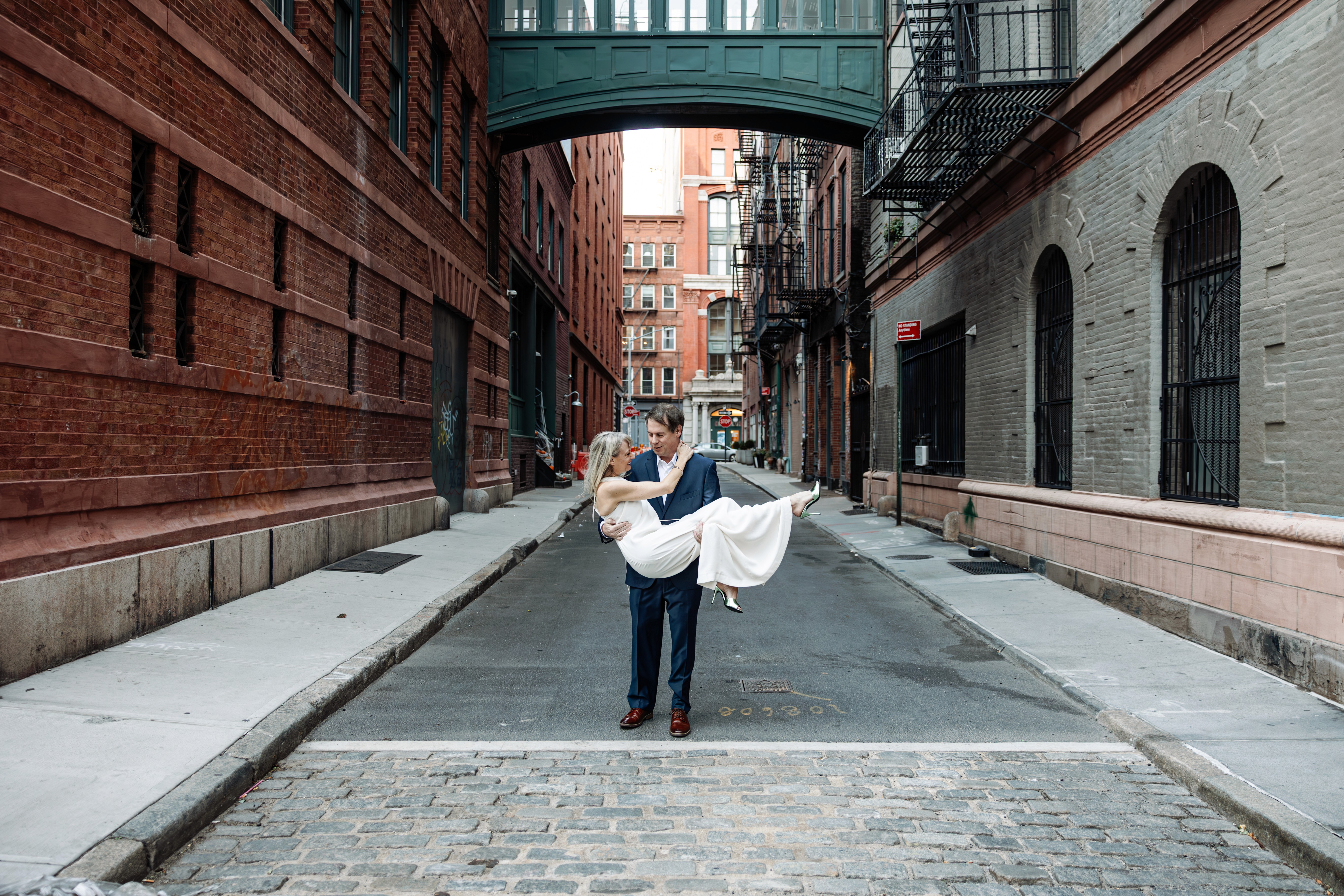 vactioning couple at staple street bridge in tribeca lizz spano photography vacation photography