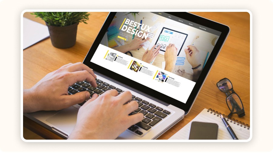 Ordinateur portable affichant un projet de design UX/UI avec la mention “Best UX Design”