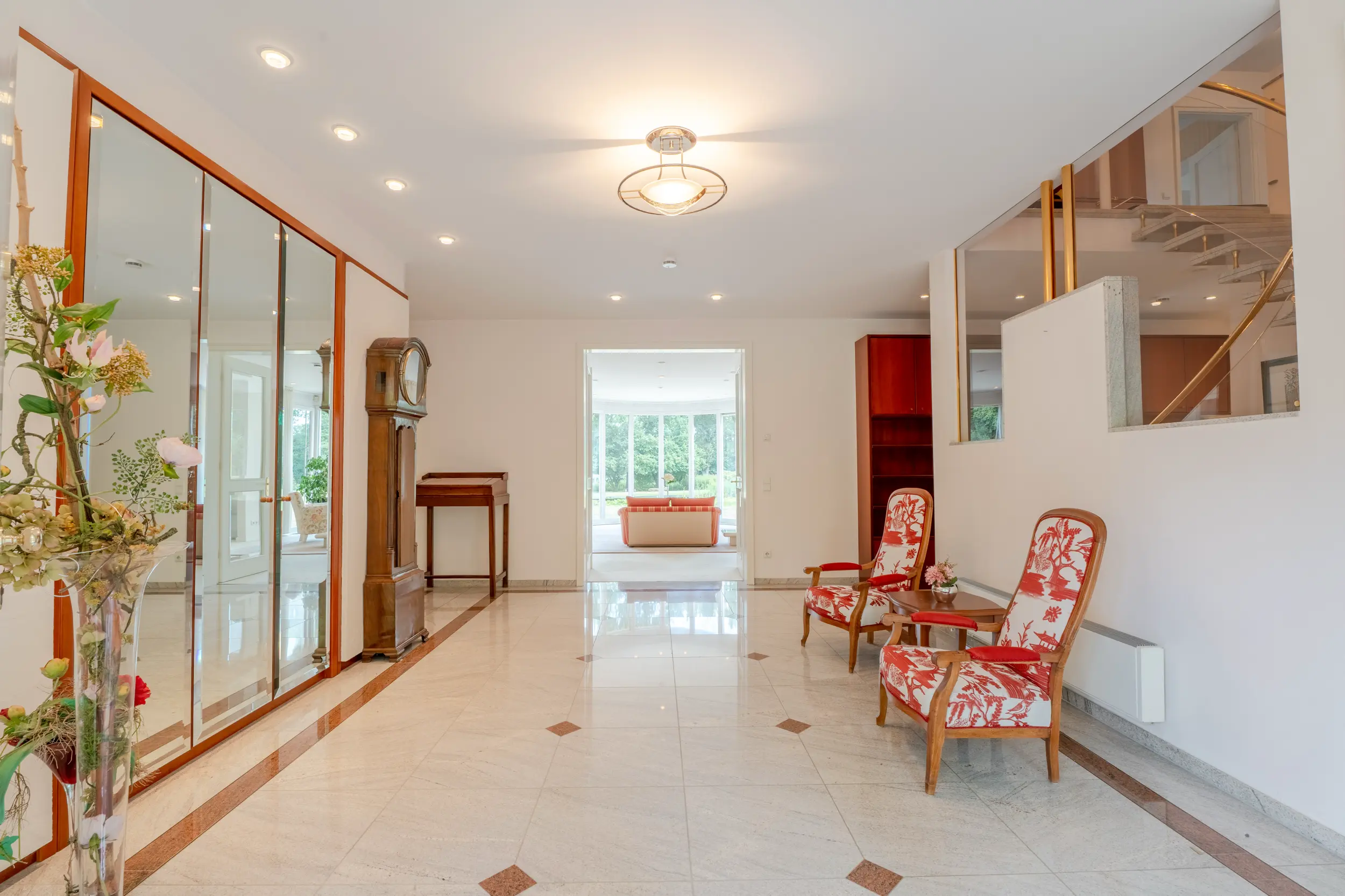 Eingangsbereich mit Blick auf großen Wohnbereich mit Panoramafenstern im Villa Gronau